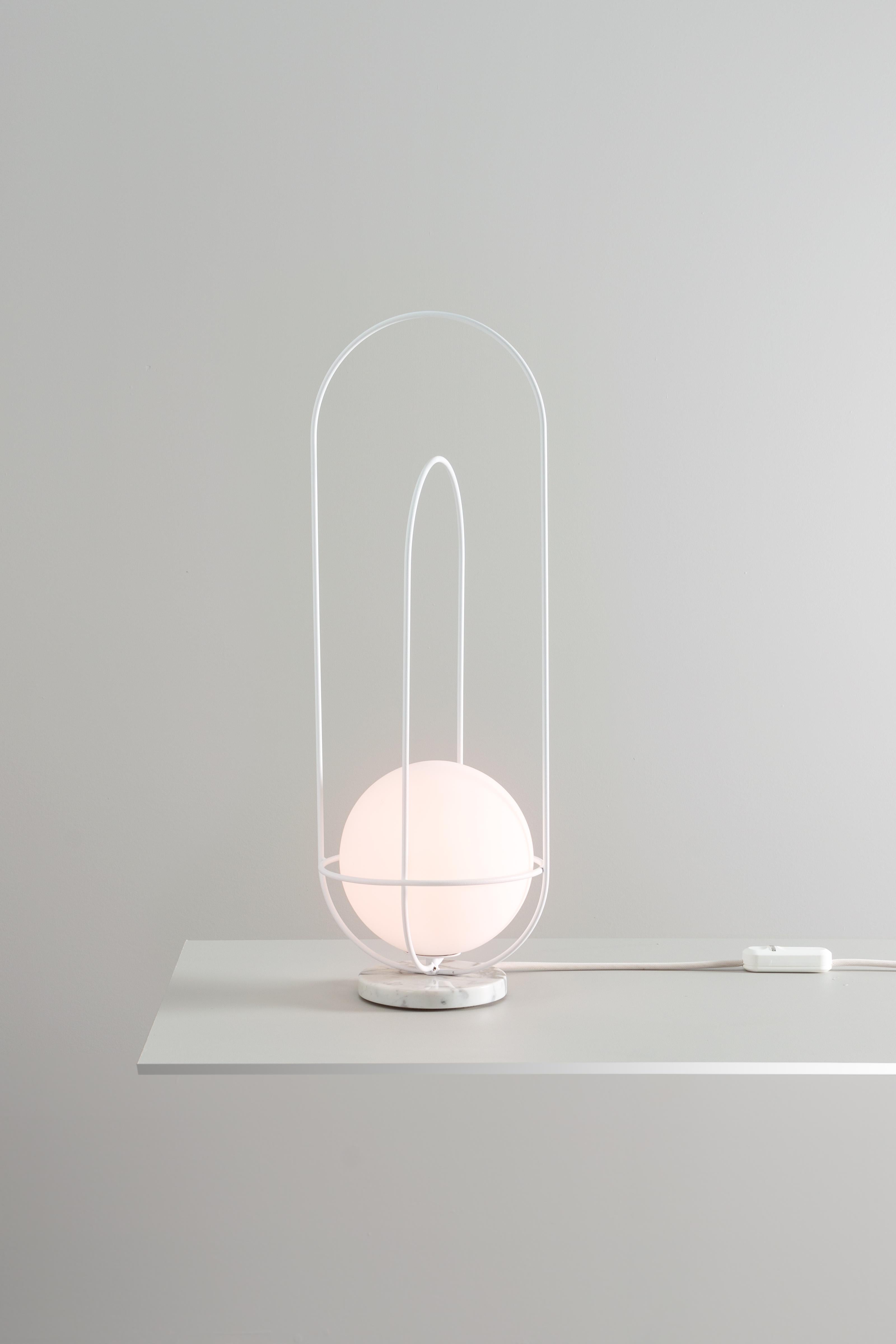 Acier Lampe de bureau contemporaine Orbit, socle en marbre blanc en vente