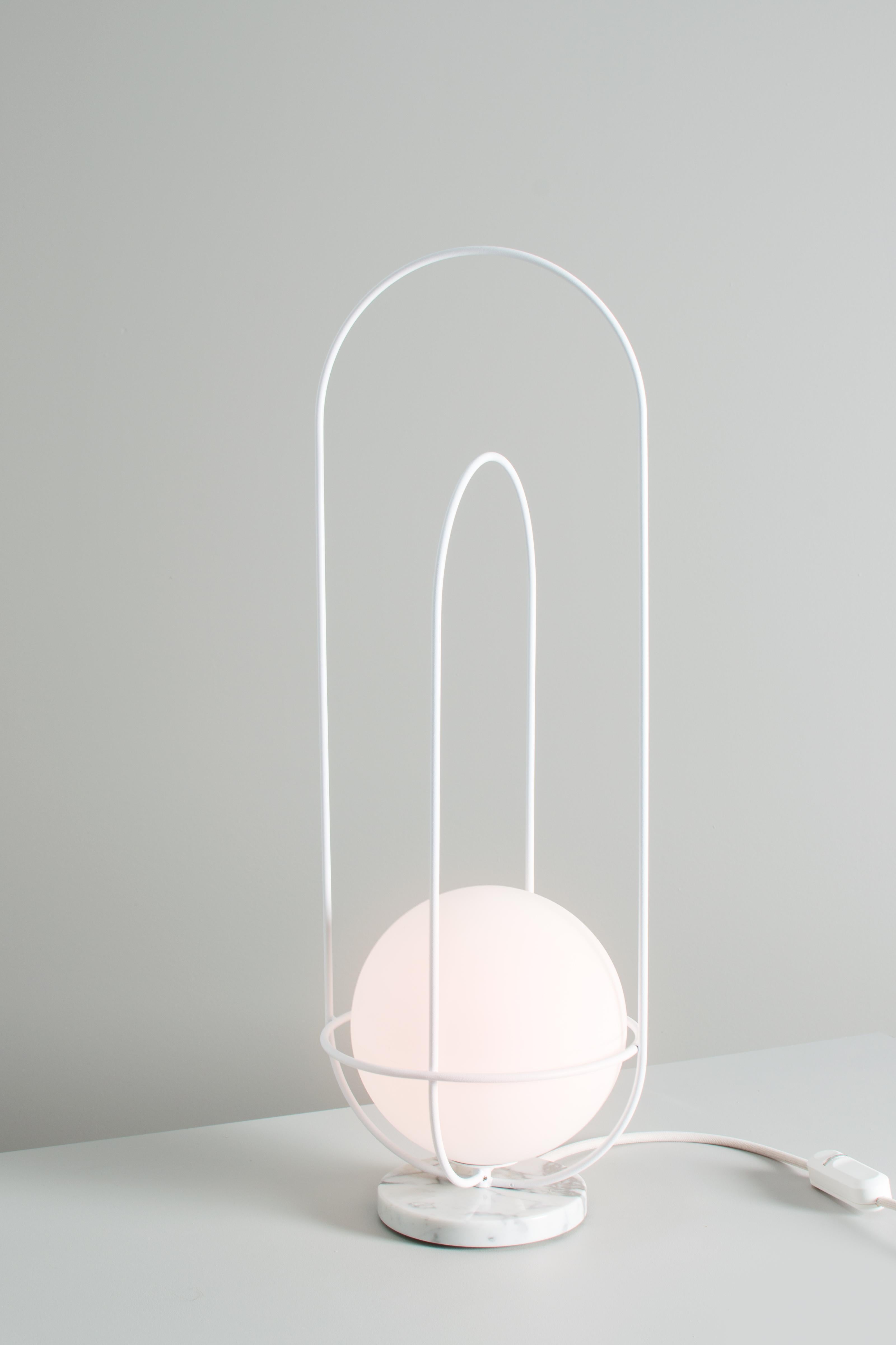 Lampe de bureau contemporaine Orbit, socle en marbre blanc en vente 1