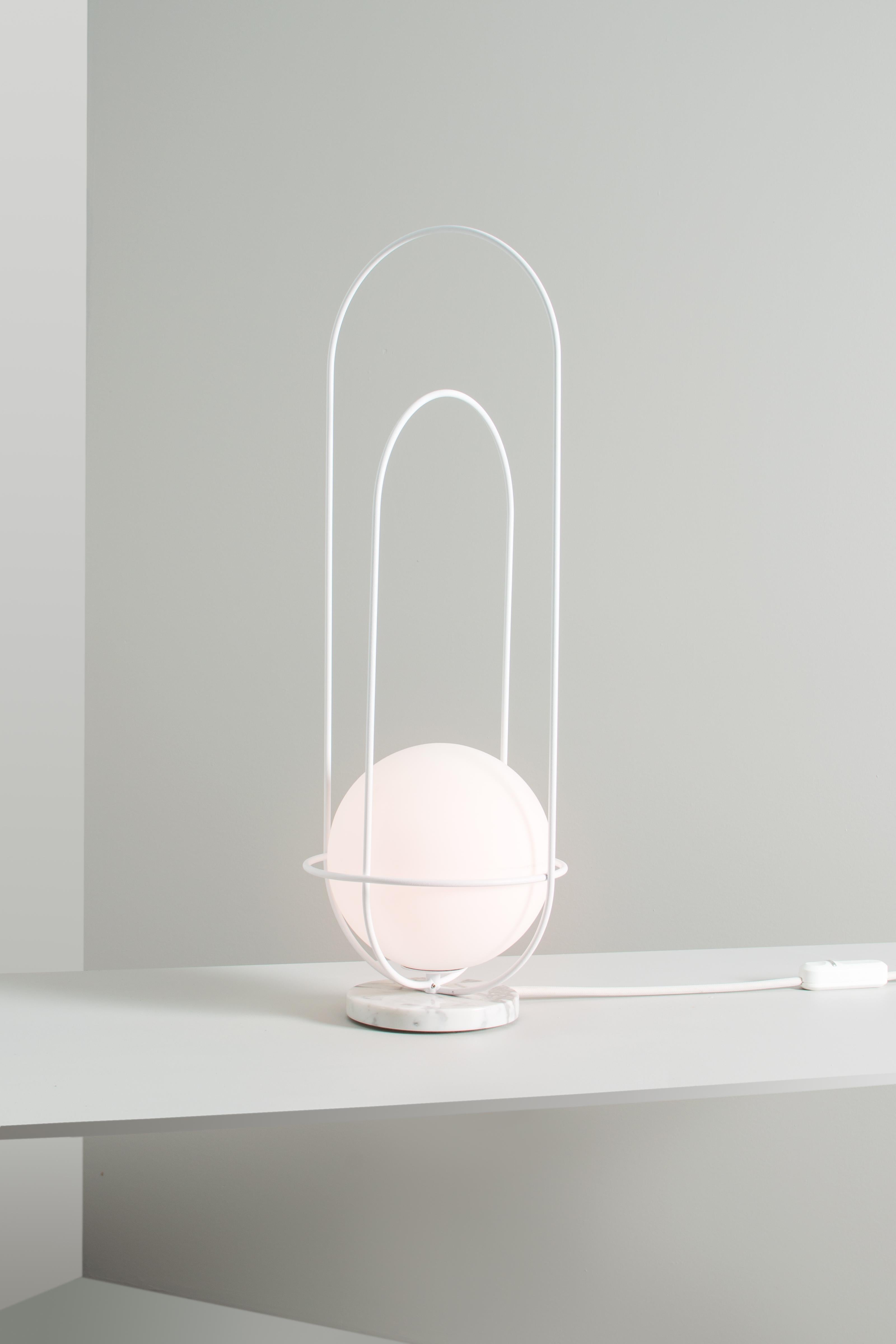 Lampe de bureau contemporaine Orbit, socle en marbre blanc en vente 2