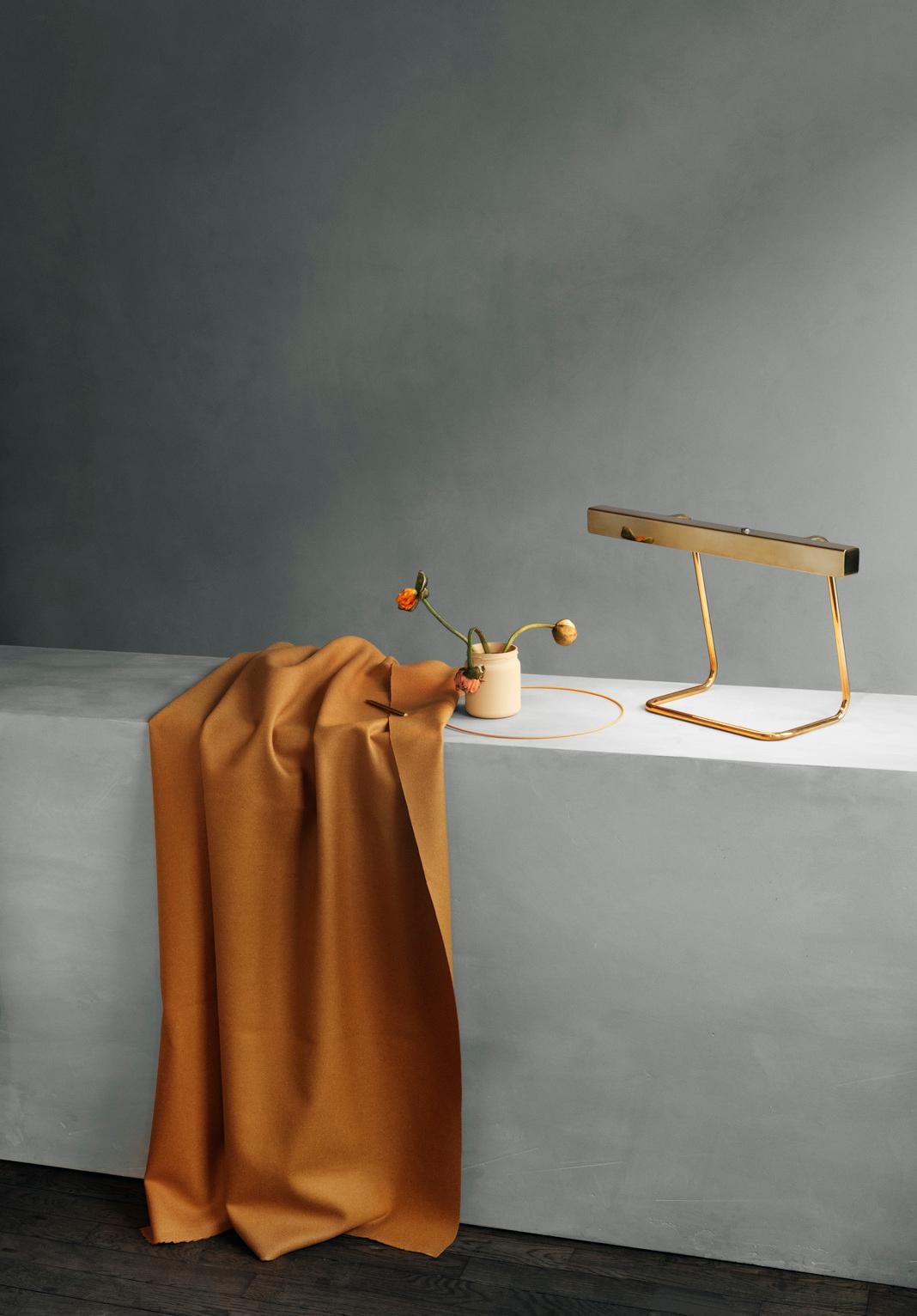 Lampada da tavolo contemporanea 'T-Model' di Anour, ottone lucido in vendita 4