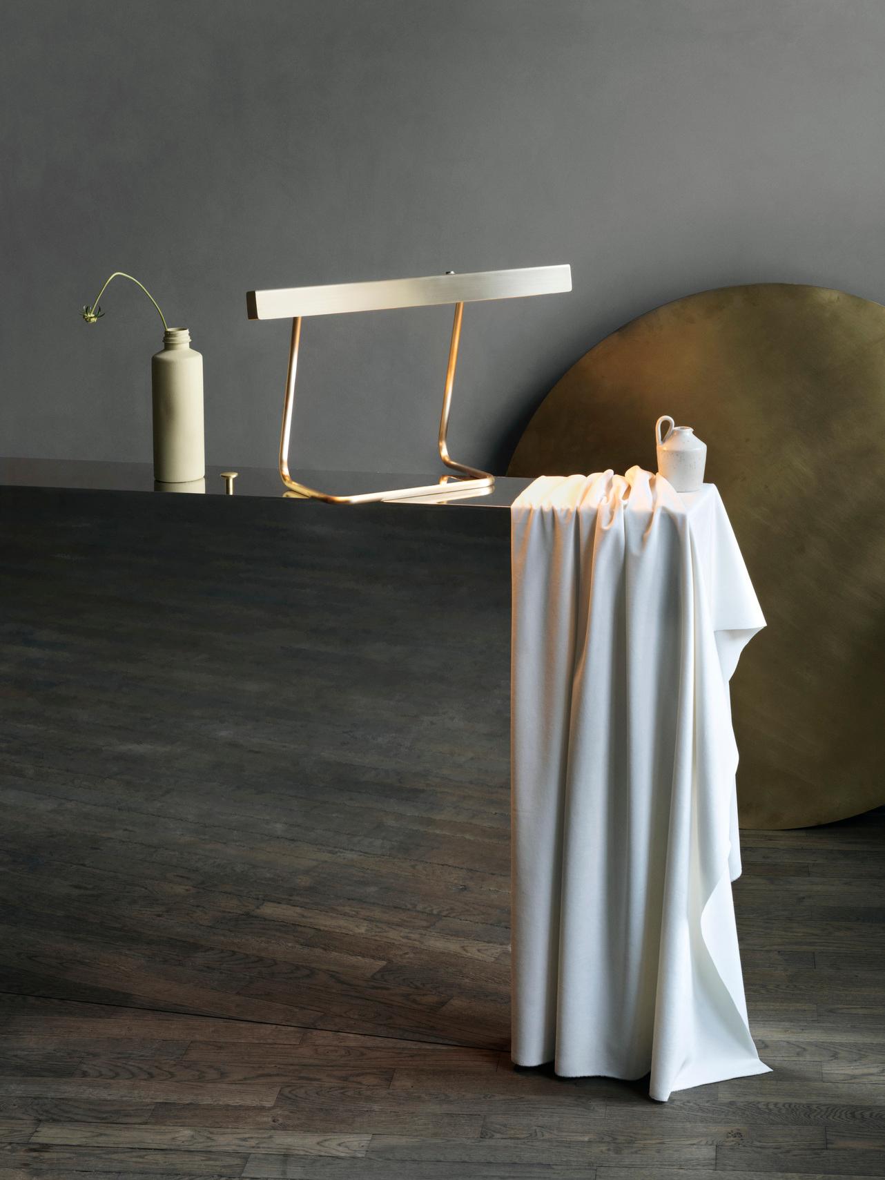 Lampada da tavolo contemporanea 'T-Model' di Anour, ottone lucido in vendita 6