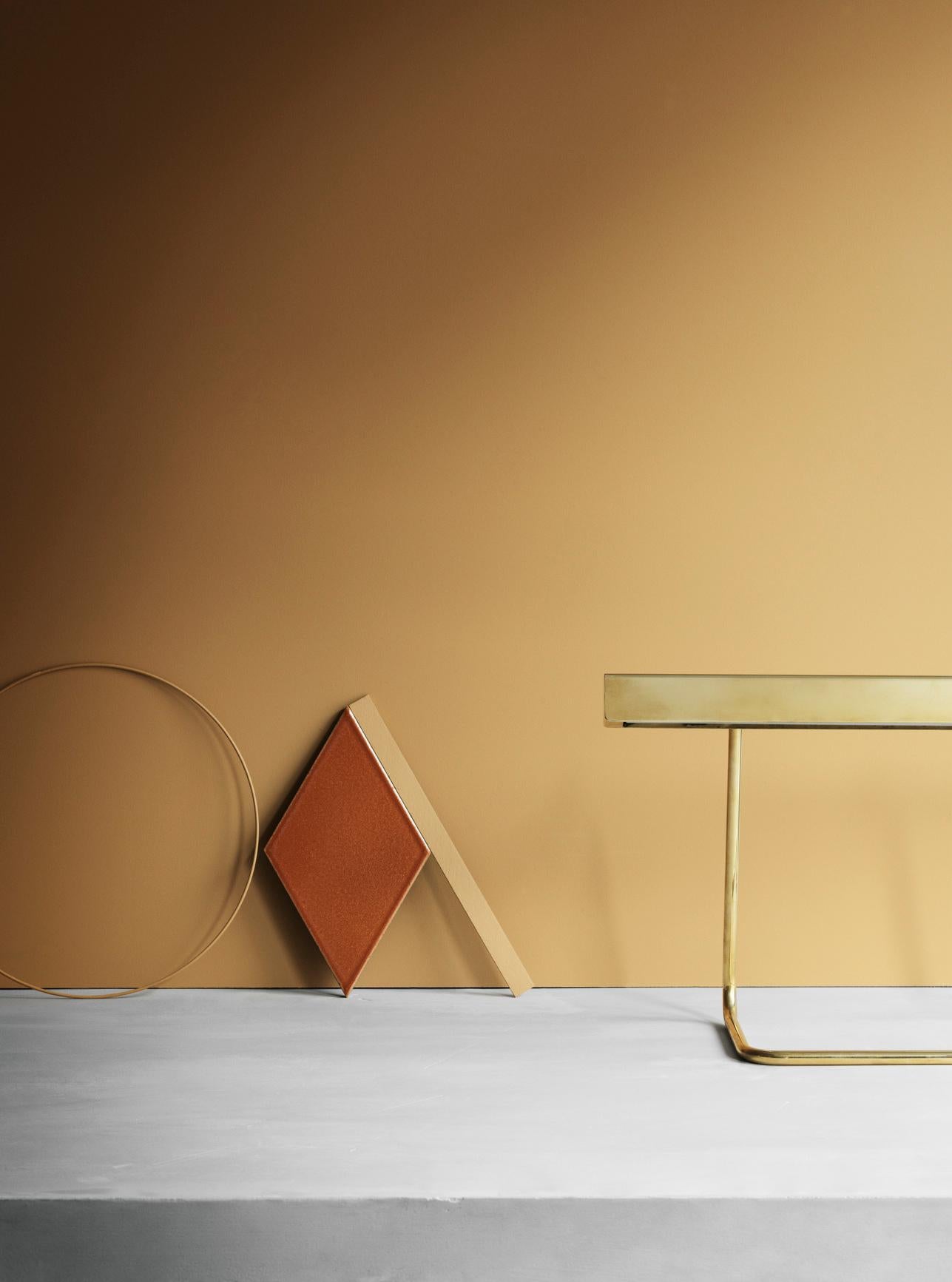 Lampada da tavolo contemporanea 'T-Model' di Anour, ottone lucido in vendita 7