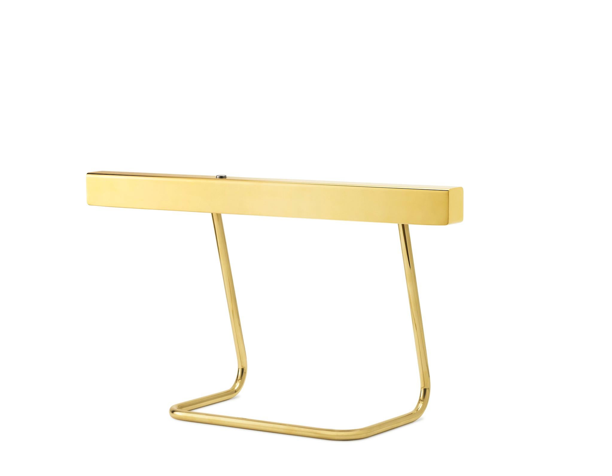 Lampada da tavolo contemporanea 'T-Model' di Anour, ottone lucido

Dimensioni:
H: 30 cm x 20 cm x 50 cm

Dettagli tecnici:
- Tensione: 240V / 120V
- LED
- Potenza: 10 W
- Potenza luminosa: 1185 lm
- Temperatura di colore: 2700 K.
- CRI: 93+
- Ore di