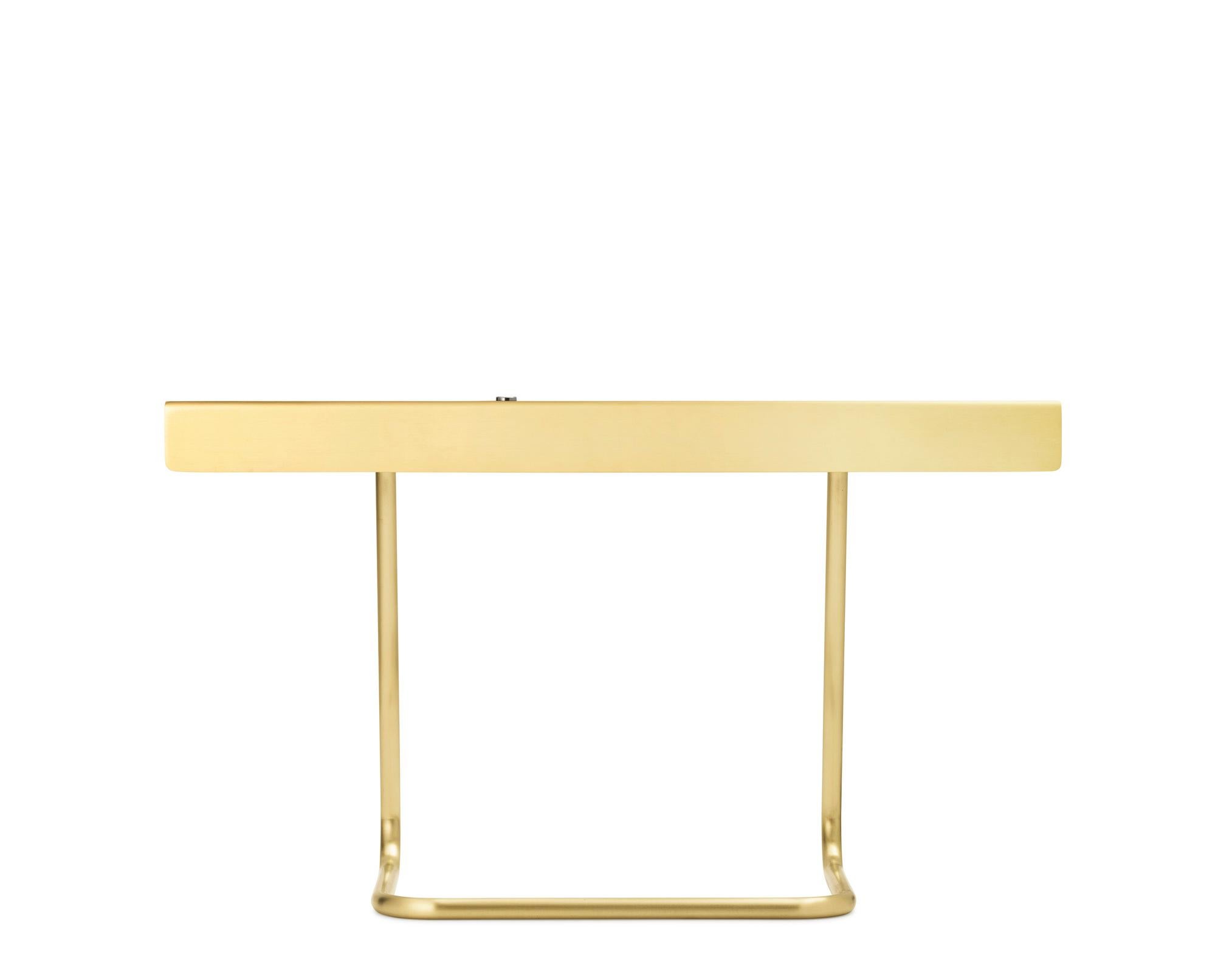 Moderno Lampada da tavolo contemporanea 'T-Model' di Anour, ottone lucido in vendita