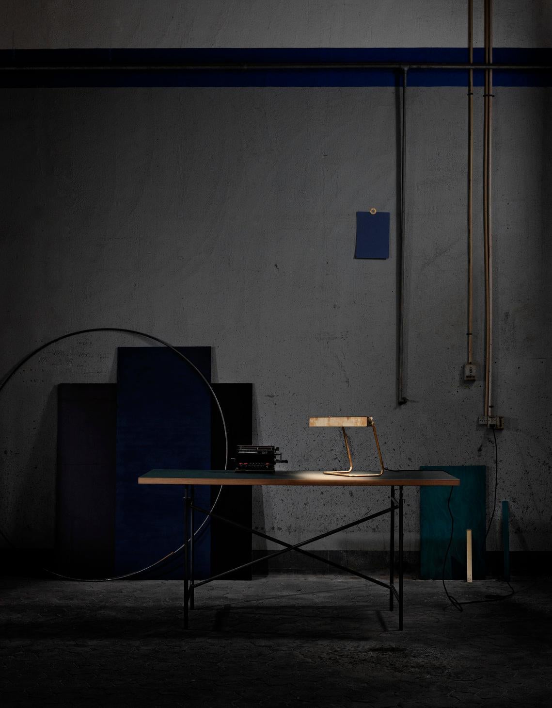 Ottone Lampada da tavolo contemporanea 'T-Model' di Anour, ottone lucido in vendita