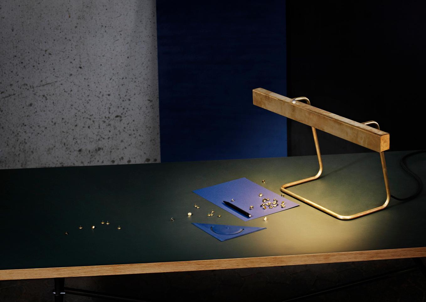 Lampada da tavolo contemporanea 'T-Model' di Anour, ottone lucido in vendita 1