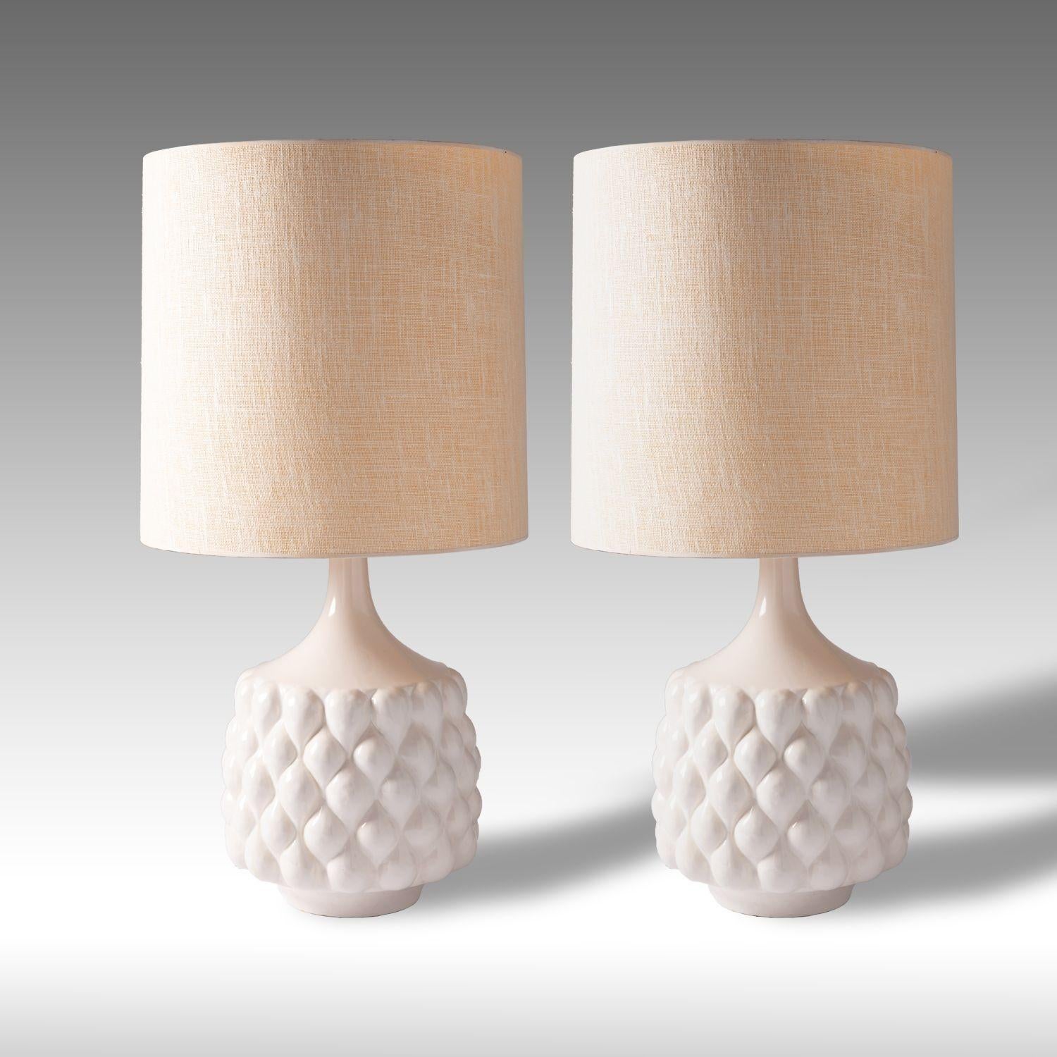 Paire de lampes contemporaines de grande taille en céramique vintage dans une glaçure blanc cassé. Non marqué. Dans le style de David Cressey et du California Craft Movement. Recâblé. Les abat-jours et les harpes ne sont pas inclus.