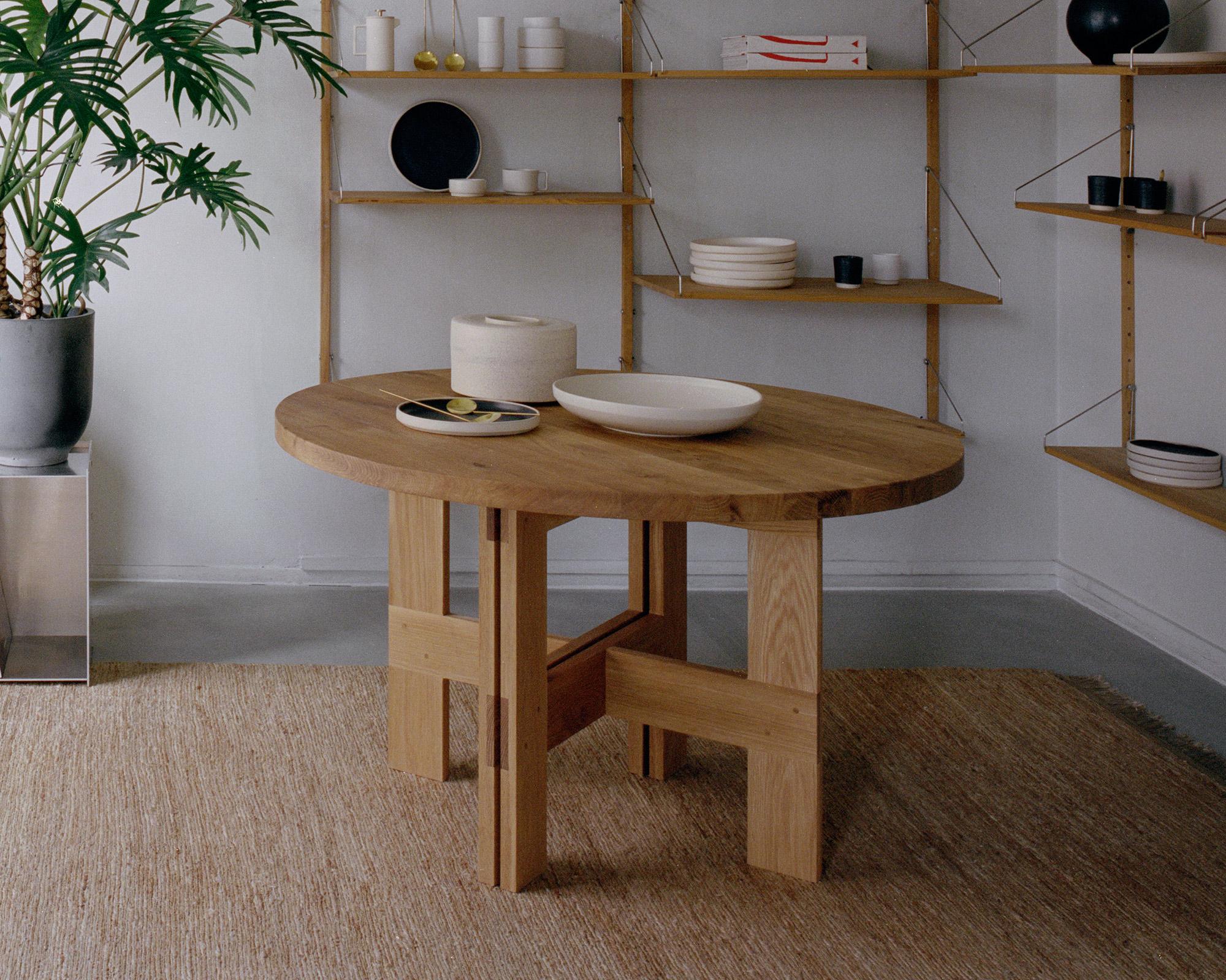 Scandinave moderne Table de salle  manger ronde rustique de ferme au design scandinave contemporain FRAMA en vente
