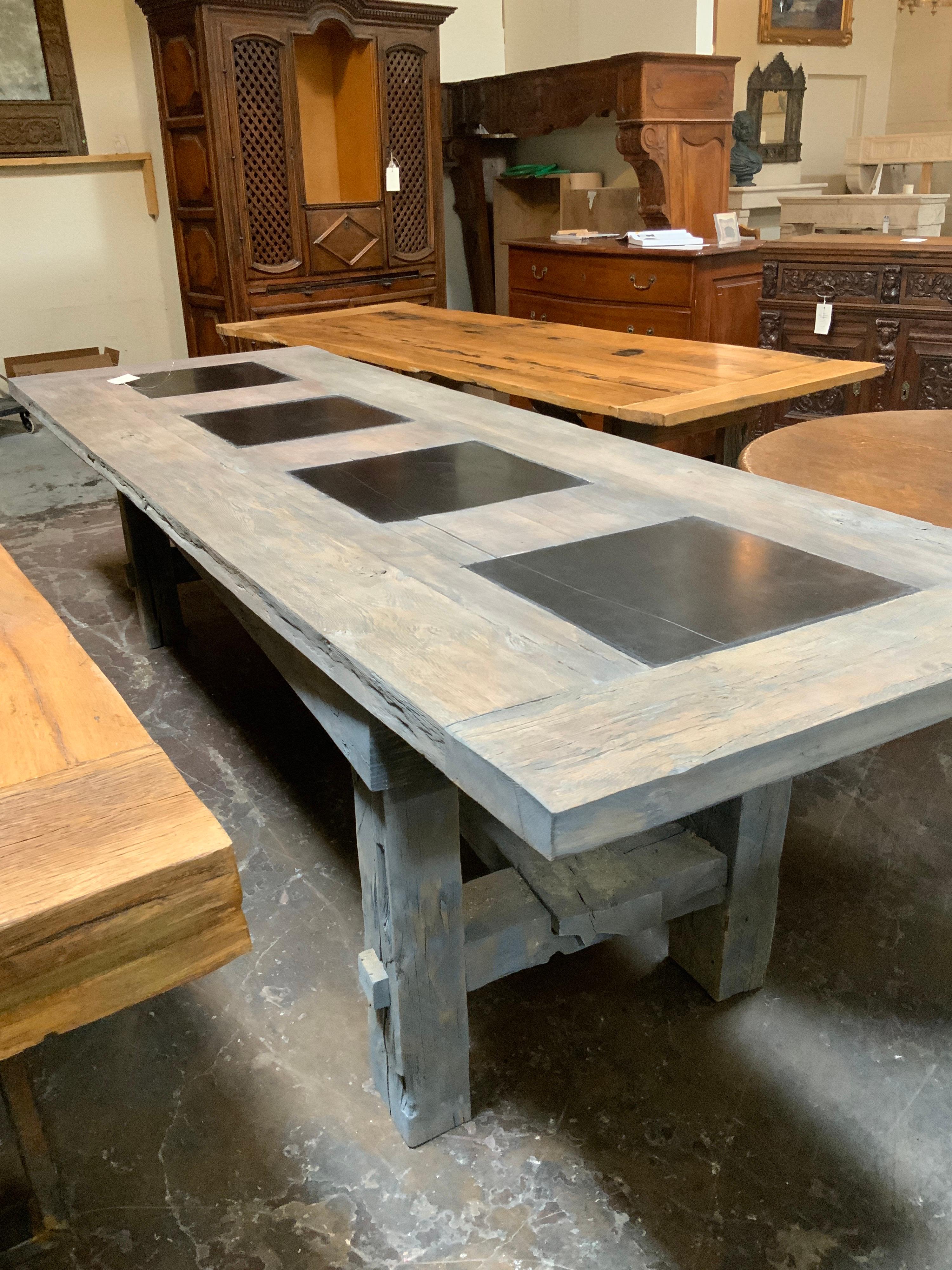 Wunderschöner handgefertigter Tisch aus antikem Eichenholz mit Blausteinquadraten, Herkunft Belgien.
       