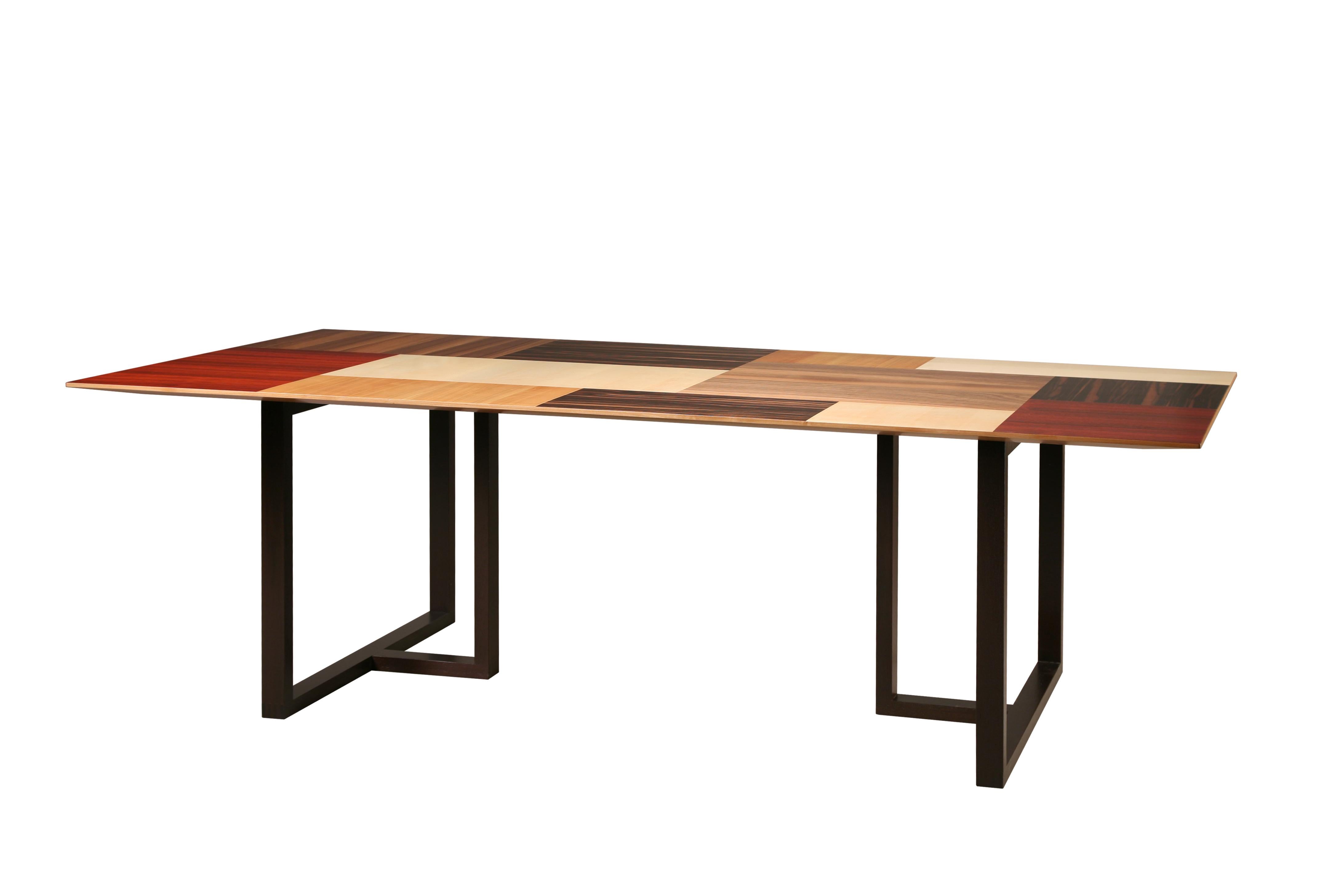 Campiello, zeitgenössischer Tisch mit Patchworkplatte aus Kirsche, Nussbaum, Ebenholz, Ahorn und Padouk.
Dünner Spreizschnitt oben.
 
