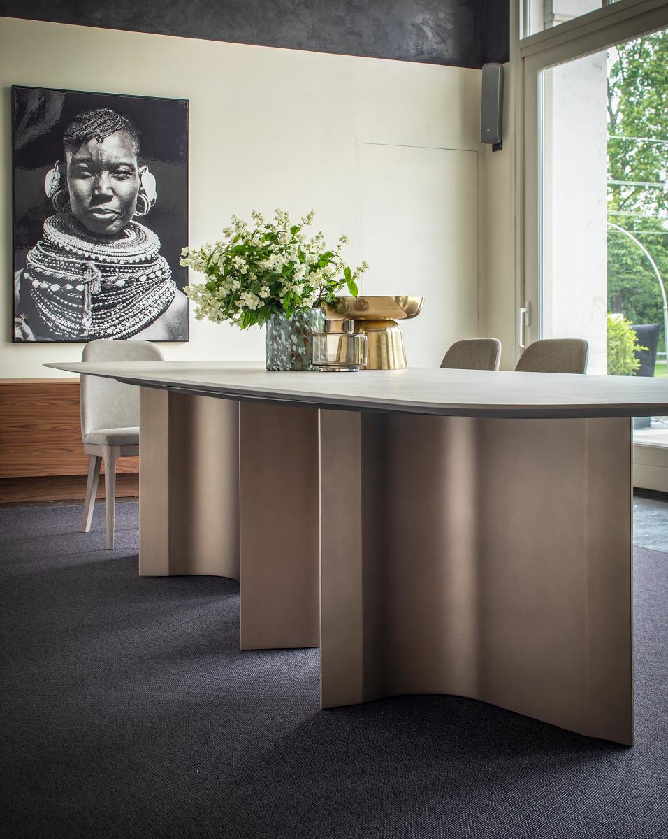italien Table contemporaine en argile de bois et laqué bronze par Studio Oxi en vente