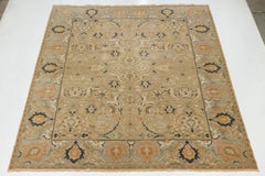 Zeitgenössischer Wollteppich im Tabriz-Stil mit floralem Arabesken-Muster Sand & Celadon