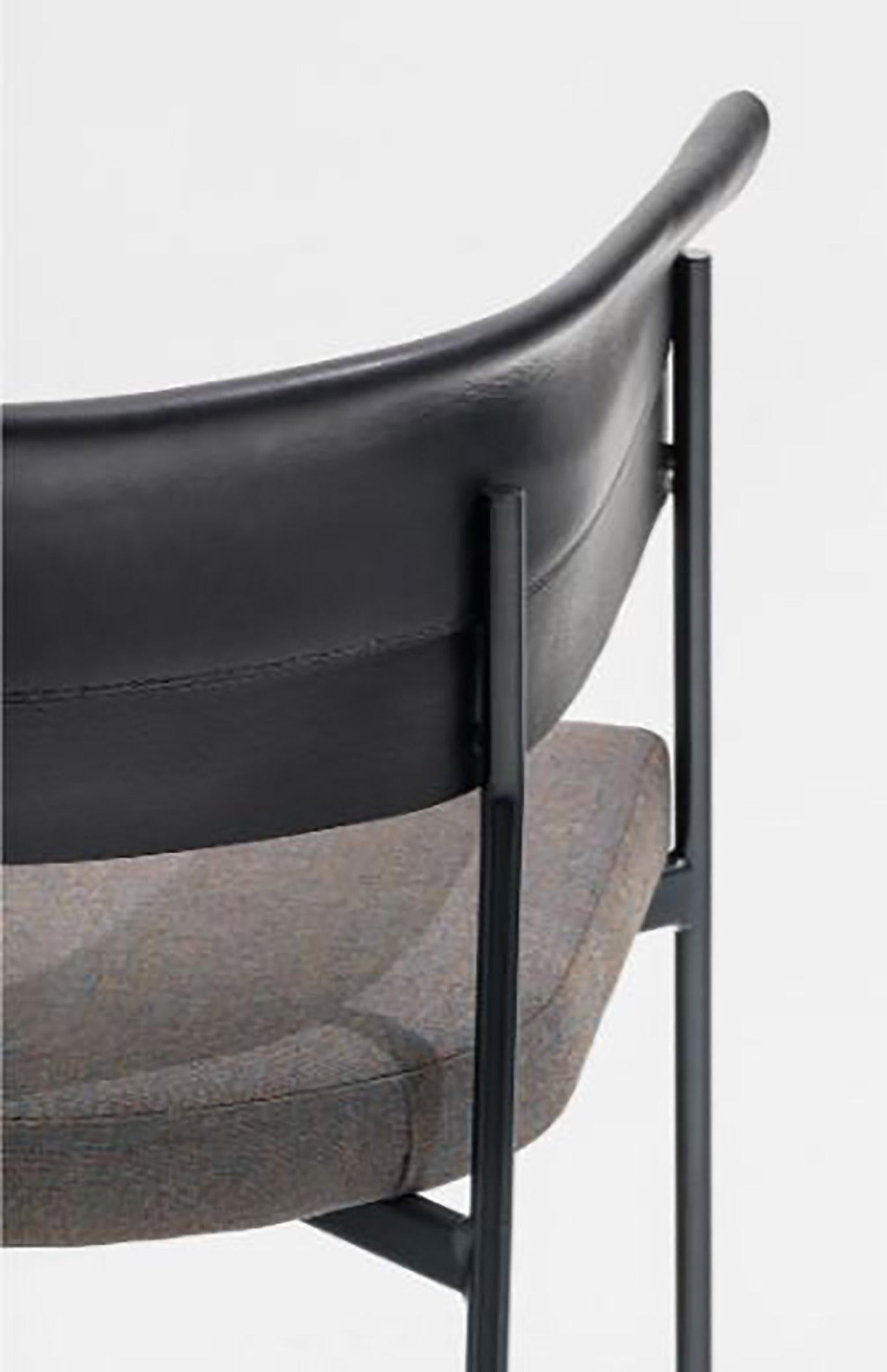 Sessel mit einem dünnen und eleganten, handgeschweißten Stahlrahmen, dessen Wölbung das kostbare, gefaltete und genähte Leder trägt, das als Rückenlehne und gleichzeitig als Armlehne dient. Erhältlich in rot, blau, schwarz Struktur als pro die