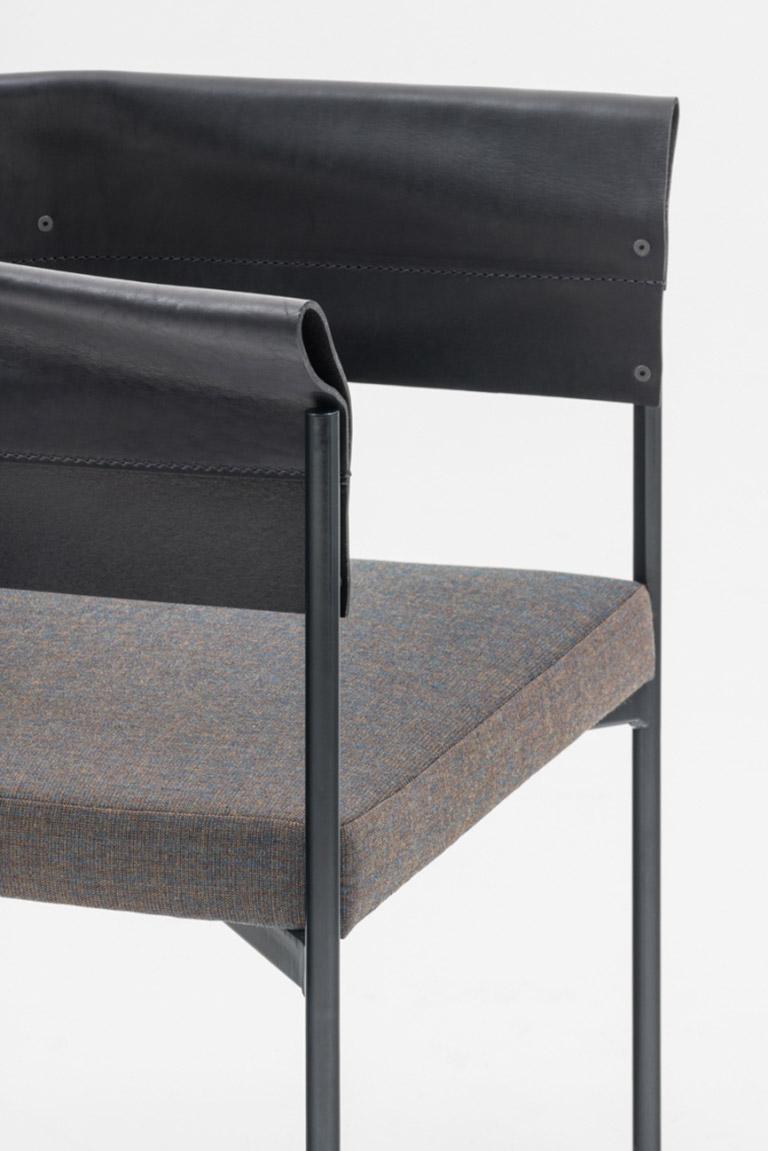 Zeitgenössischer, maßgeschneiderter Gomito-Stuhl, handgefertigt mit gefalteter Lederrückenlehne (Moderne) im Angebot