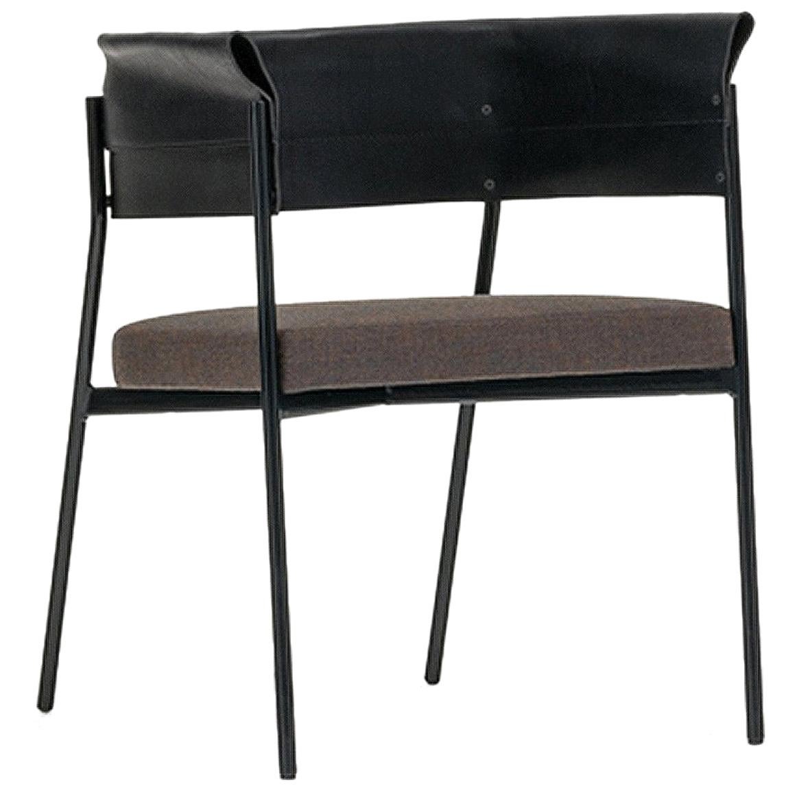 Zeitgenössischer, maßgeschneiderter Gomito-Stuhl, handgefertigt mit gefalteter Lederrückenlehne im Angebot