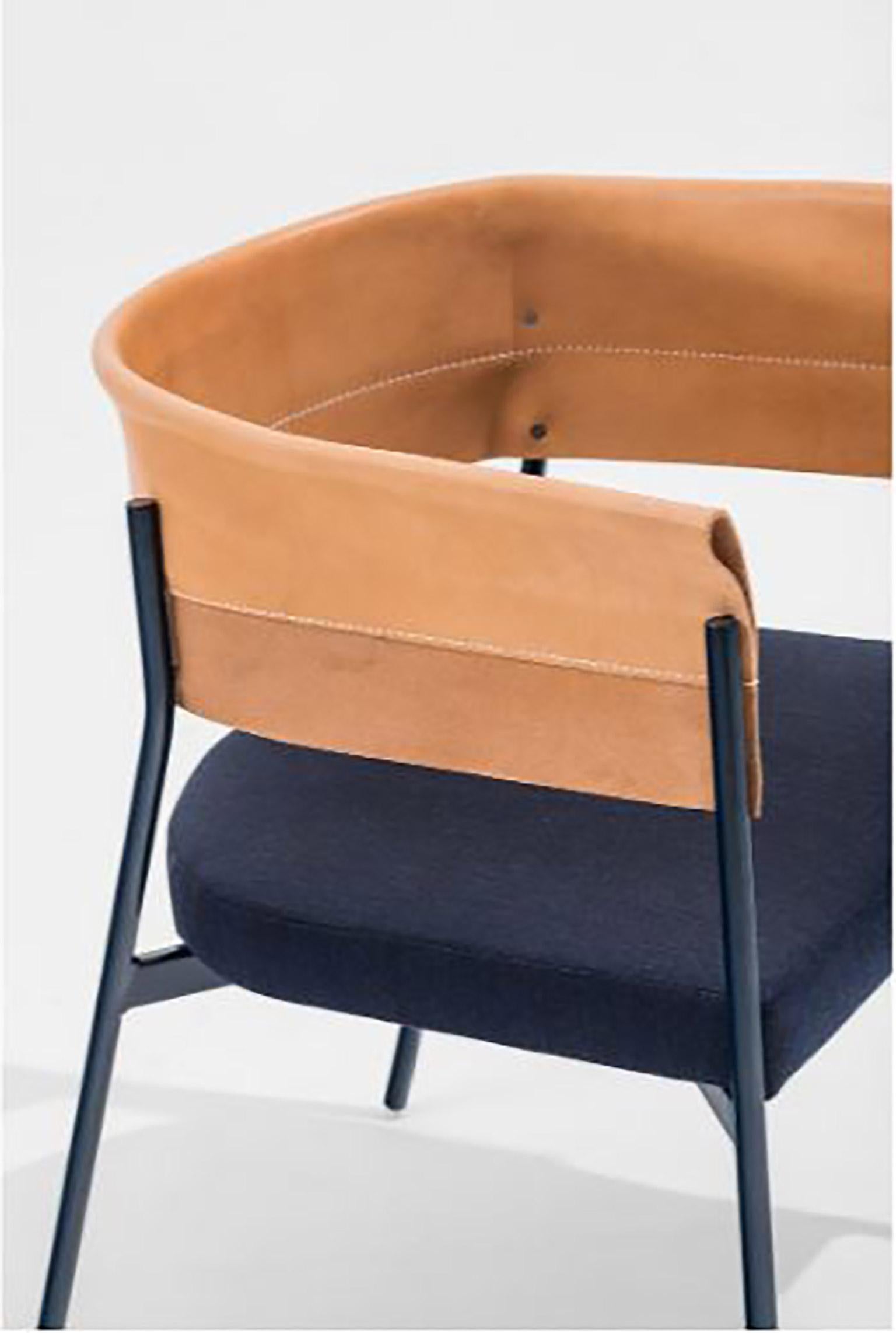 Moderne Chaise Gomito L contemporaine sur mesure:: dossier en cuir plié à la main en vente