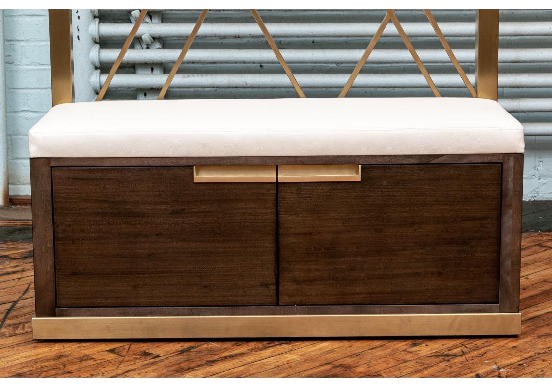 Ursprünglich gekauft bei Perigold. Ein hoher Dielenbaum aus gebürstetem messingfarbenem Metall mit kantigen, offenen, linearen Stützen auf der Rückseite. Die oberste Ablage mit sieben hängenden Haken, die in die Ablage hochgeklappt werden können.