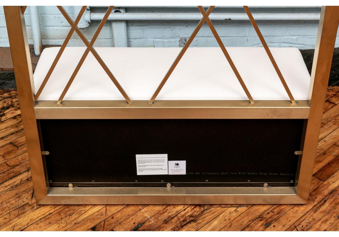 Zeitgenössischer großer Messing-Hallenbaum mit Bank im Zustand „Relativ gut“ im Angebot in Bridgeport, CT