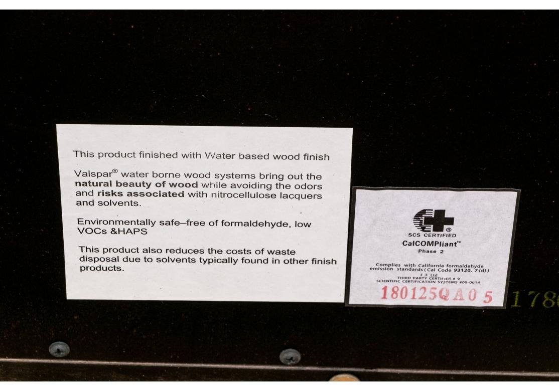 Zeitgenössischer großer Messing-Hallenbaum mit Bank (Kunstleder) im Angebot