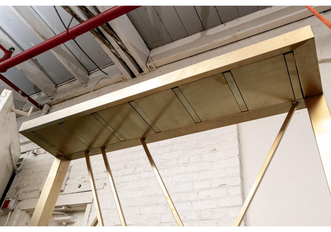 Zeitgenössischer großer Messing-Hallenbaum mit Bank im Angebot 1