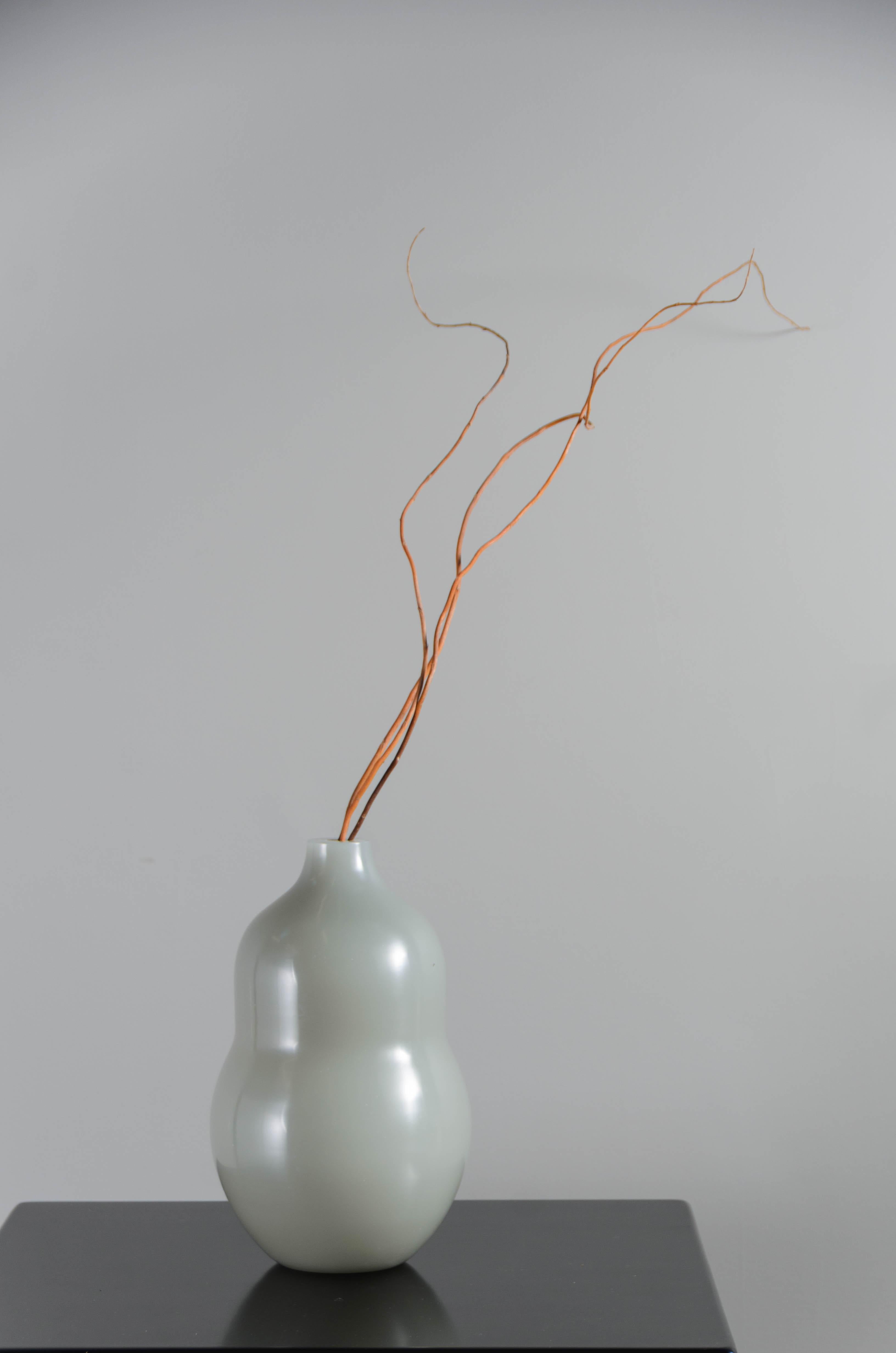 Contemporary Tall Gourd Vase in Grey Peking Glass by Robert Kuo, Limited Edition In New Condition For Sale In Los Angeles, CA