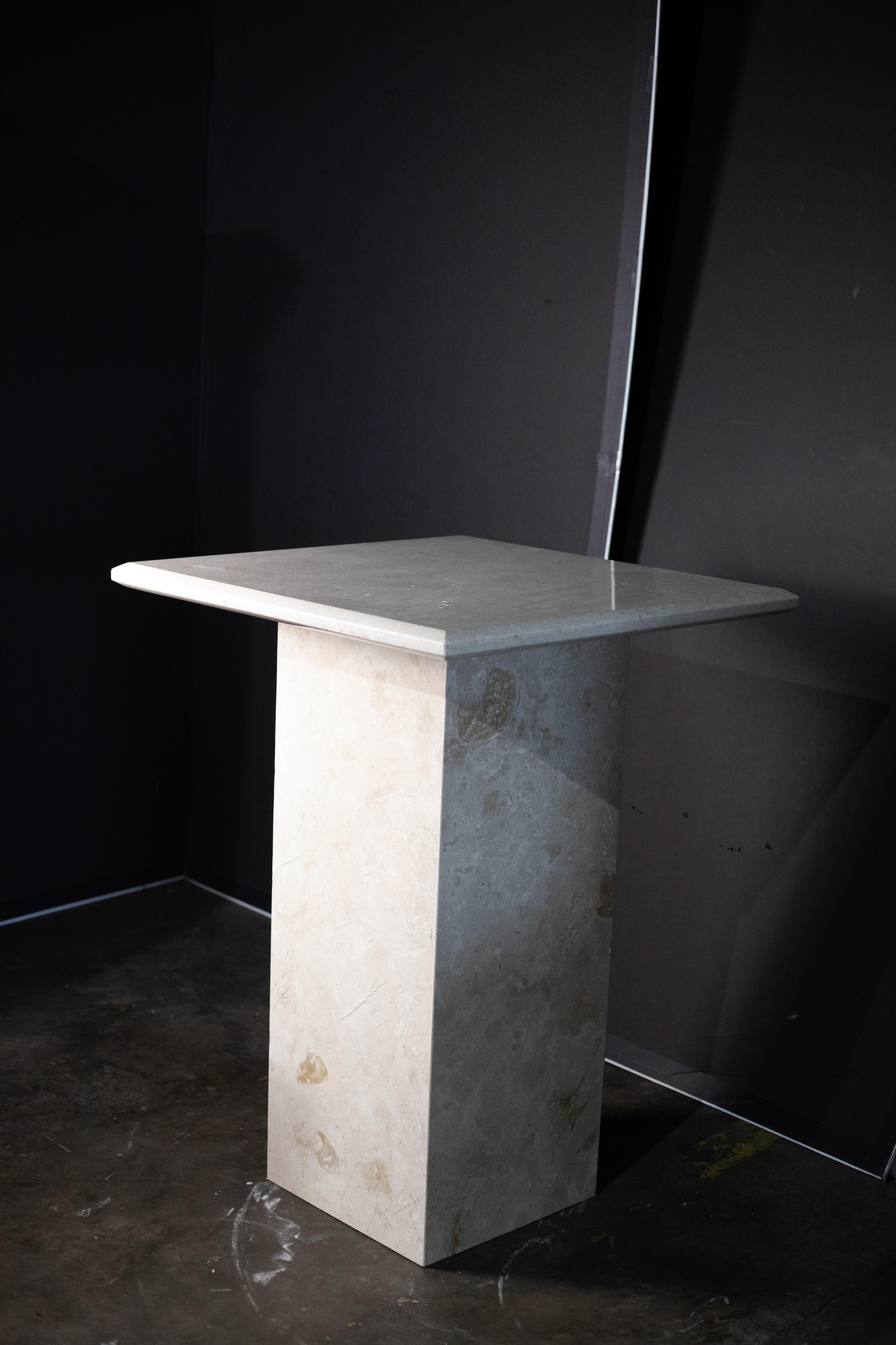 Nous n'avons actuellement qu'une seule table de bar en marbre blanc en stock / disponible dans notre entrepôt de Charleston. Personnalisable avec un délai de 2 à 3 mois. Meilleur prix pour les multiples, et prix de gros pour les grandes quantités.