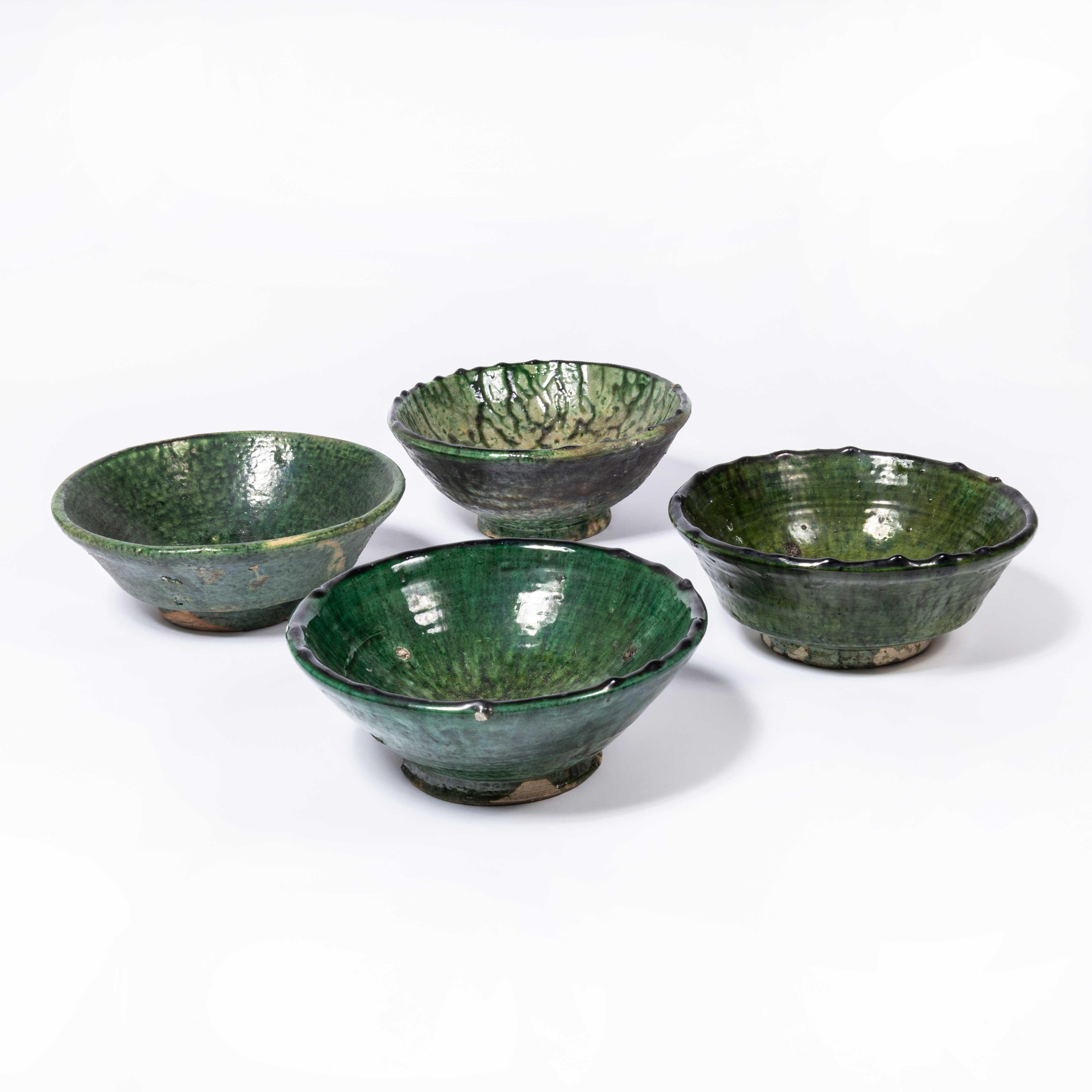 Set de bols contemporains Tamagroute Green - Quatre grands bols. 

Tamegroute est un petit village marocain simplement connu pour ses riches céramiques traditionnelles. L'argile est coupée à la main sur les rives du Draa, moulée à la main, et non