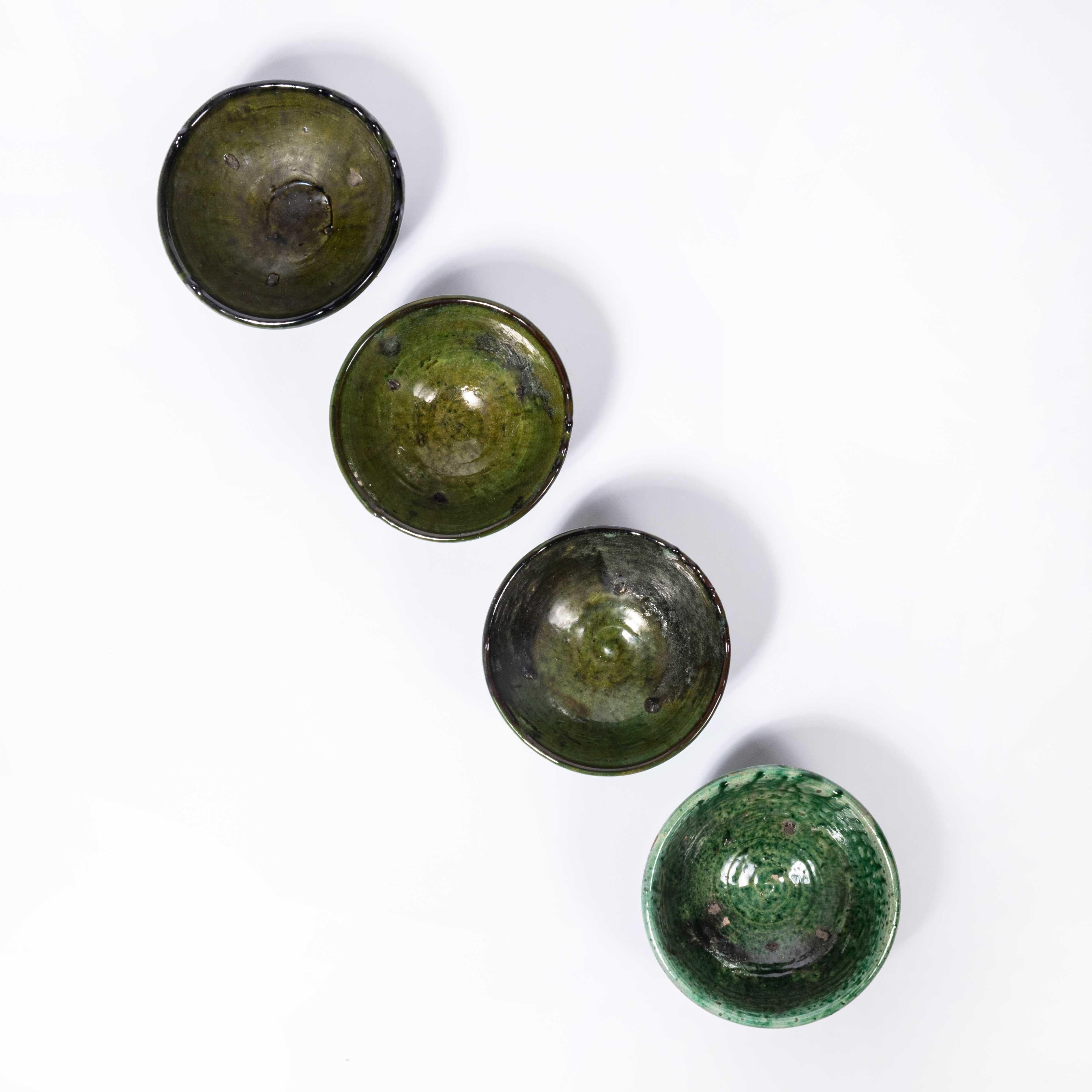 Set de bols contemporains Tamagroute Green - Quatre bols moyens. 

Tamegroute est un petit village marocain simplement connu pour ses riches céramiques traditionnelles. L'argile est coupée à la main sur les rives du Draa, moulée à la main, et non