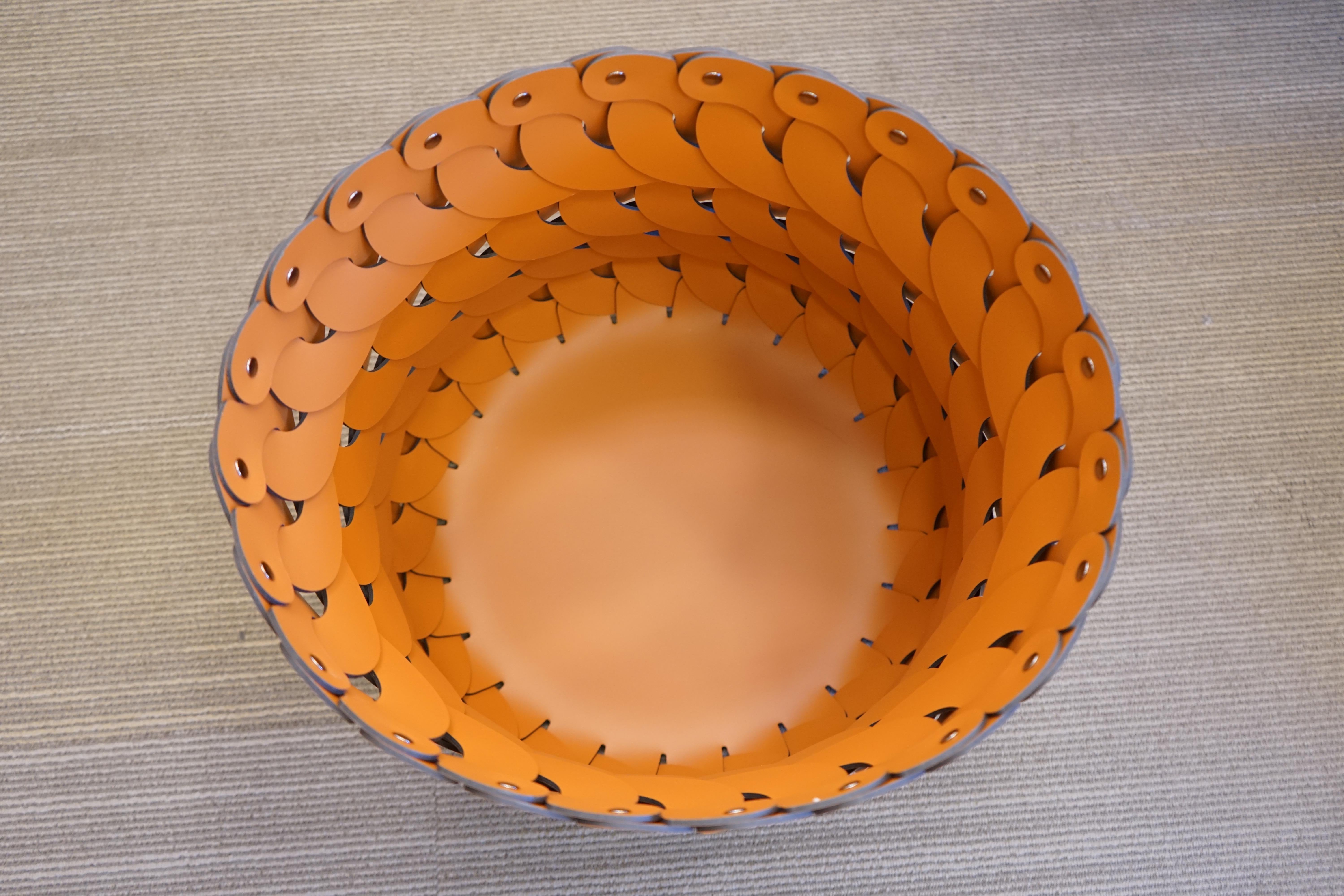 Contemporary tan woven leather circular Alicante basket by Pinetti. Handmade in Italy.