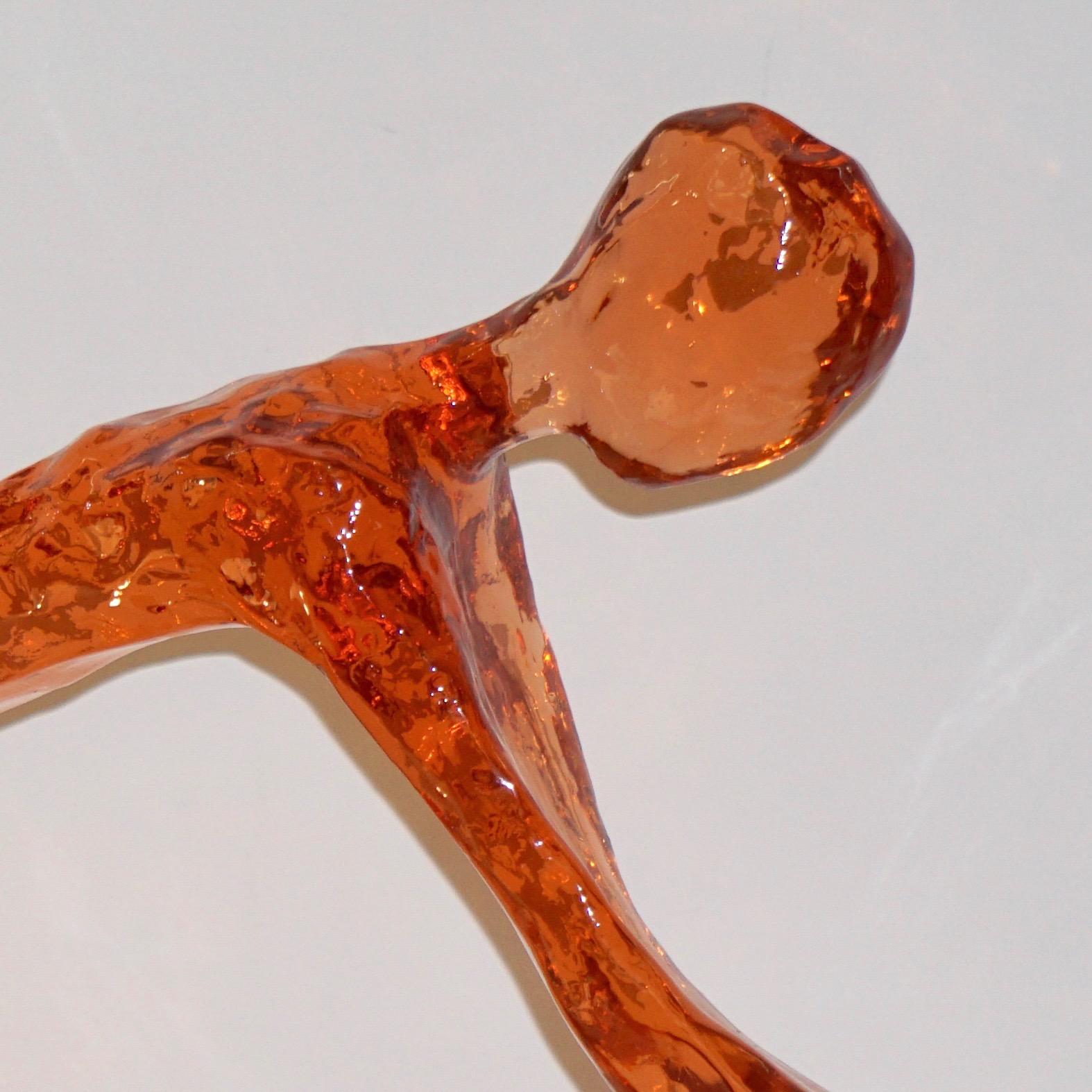 Zeitgenössische orangefarbene moderne Lucite-Skulptur eines minimalistischen Radfahrers in Tangerine 1