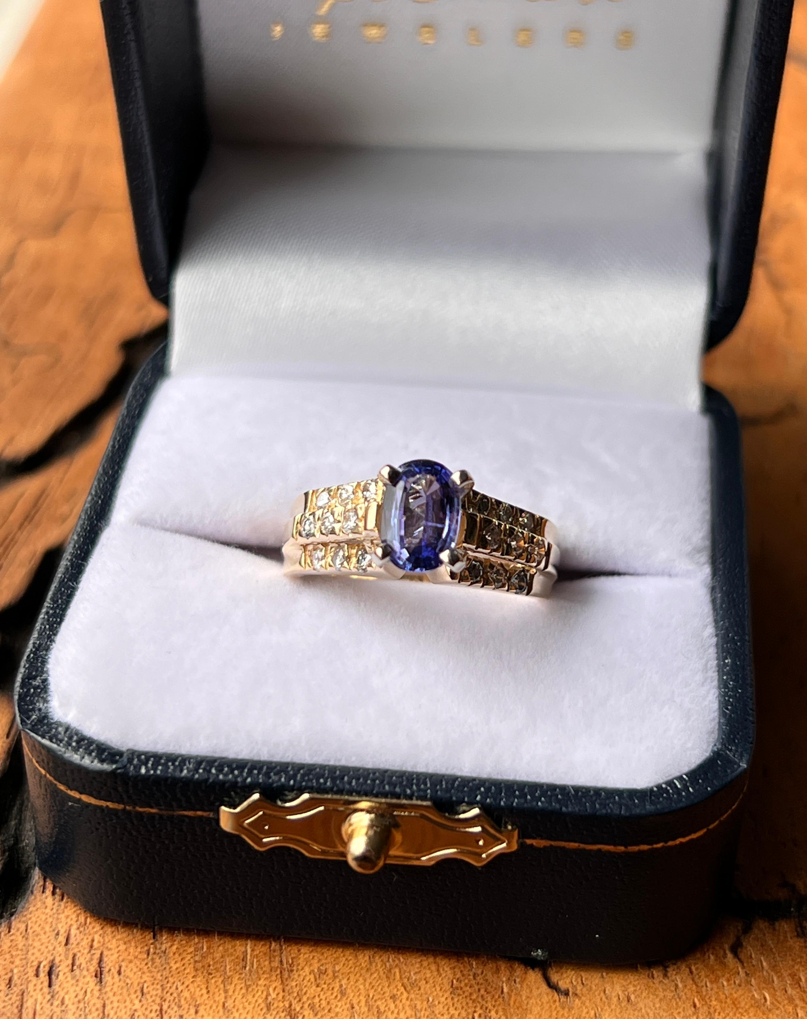 Un elegante anello in oro giallo 14 carati con una vibrante tanzanite dal taglio ovale del peso di circa 0,98 carati. Celebre per la sua straordinaria tonalità blu-viola, la tanzanite è una gemma rara che si trova solo in Tanzania e che è molto