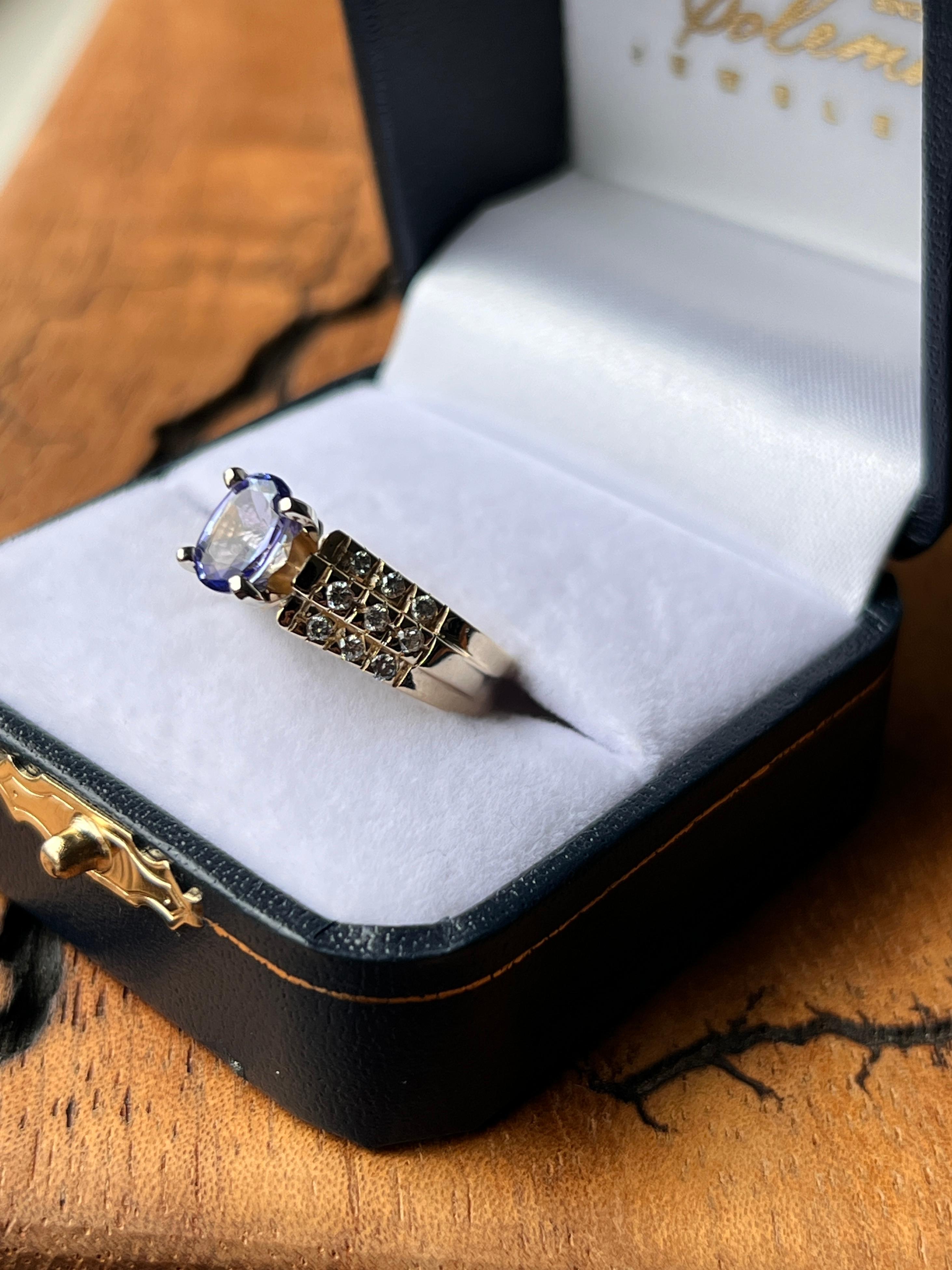Contemporaneo Contemporary Tanzanite and Diamond 14k Yellow Gold Ring in vendita