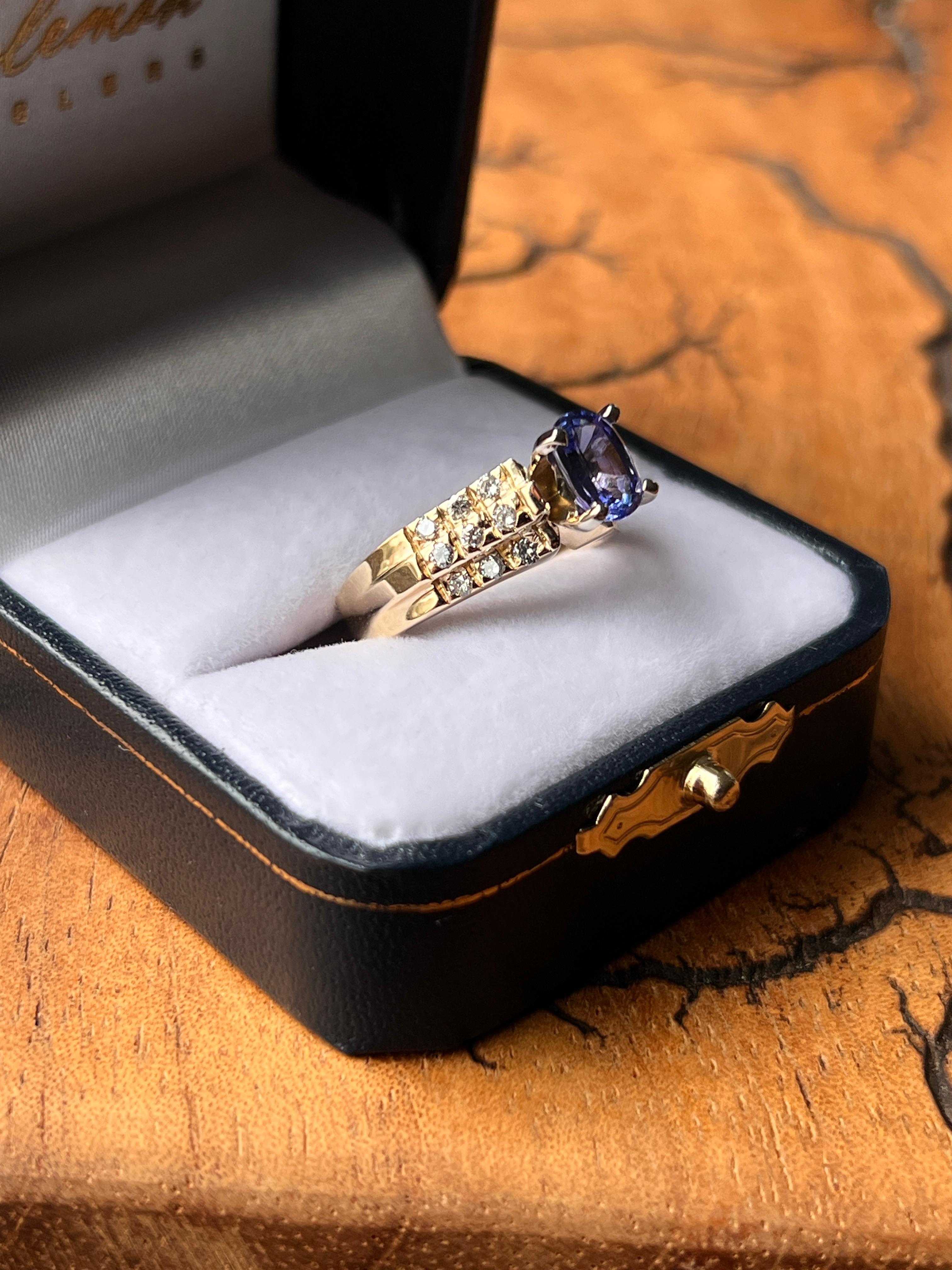 Taglio ovale Contemporary Tanzanite and Diamond 14k Yellow Gold Ring in vendita