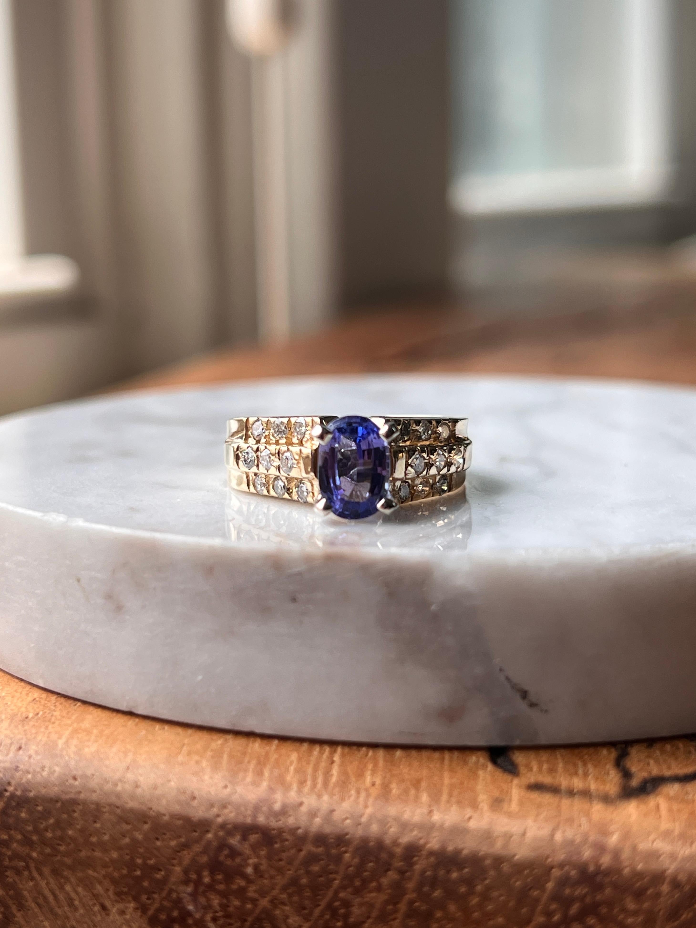 Contemporary Tanzanite and Diamond 14k Yellow Gold Ring In condizioni buone in vendita a Towson, MD