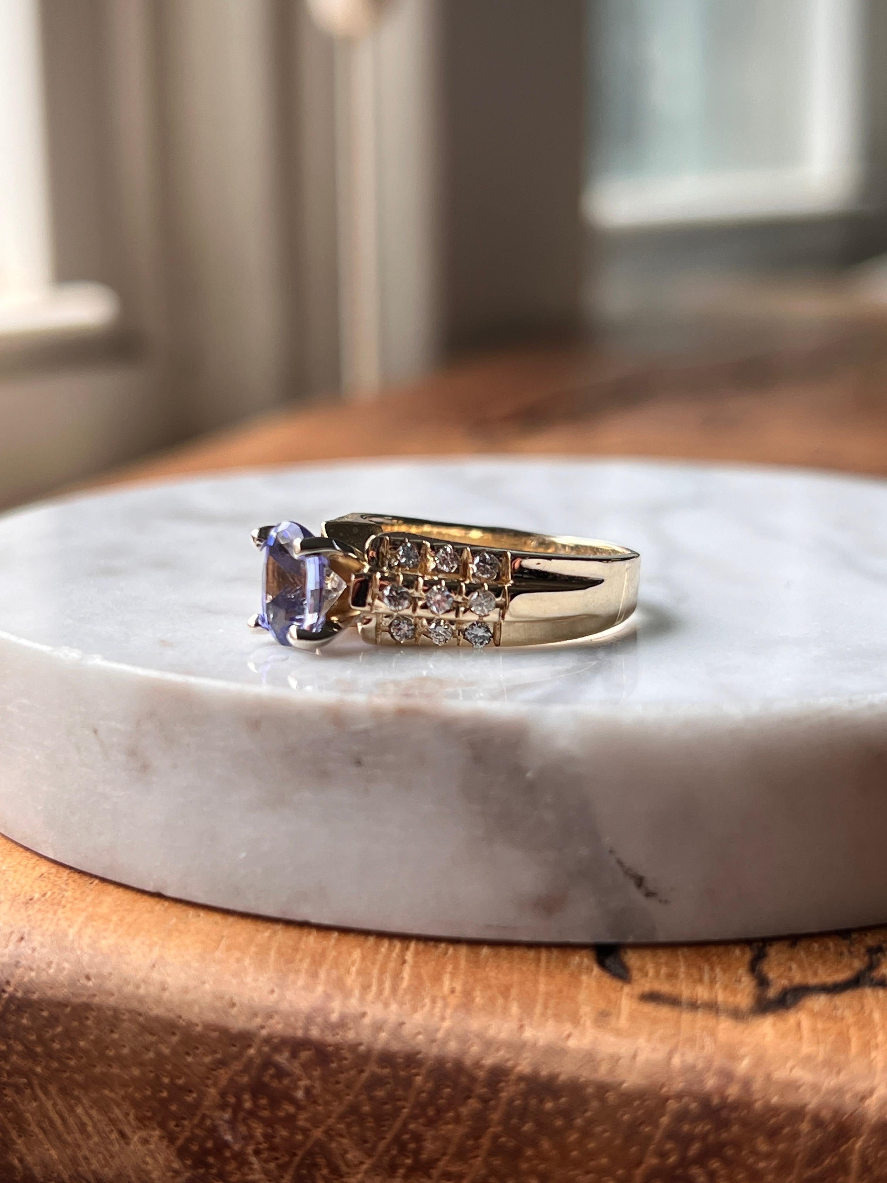 da uomo o donna Contemporary Tanzanite and Diamond 14k Yellow Gold Ring in vendita
