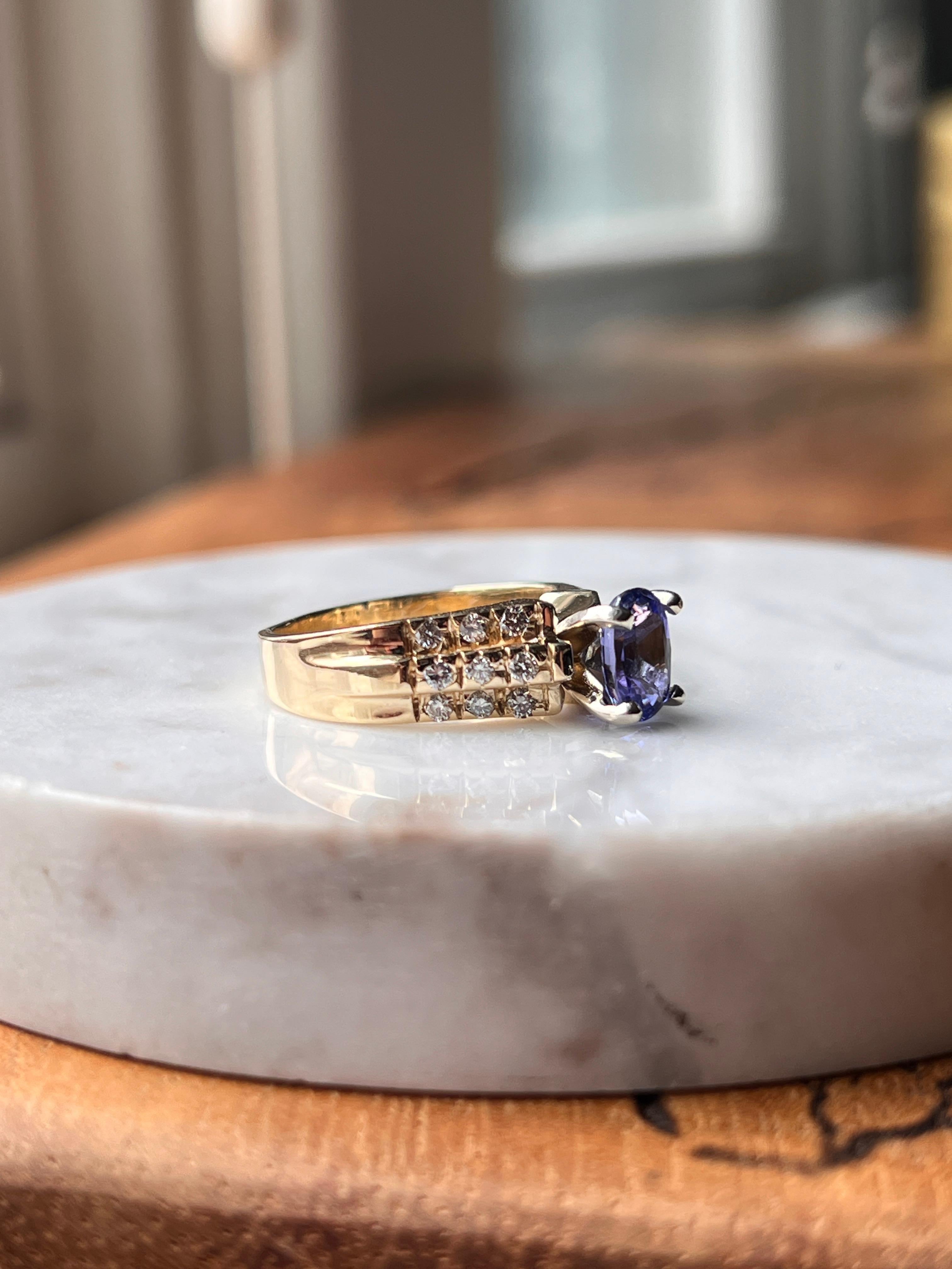 Contemporary Tanzanite and Diamond 14k Yellow Gold Ring in vendita 1