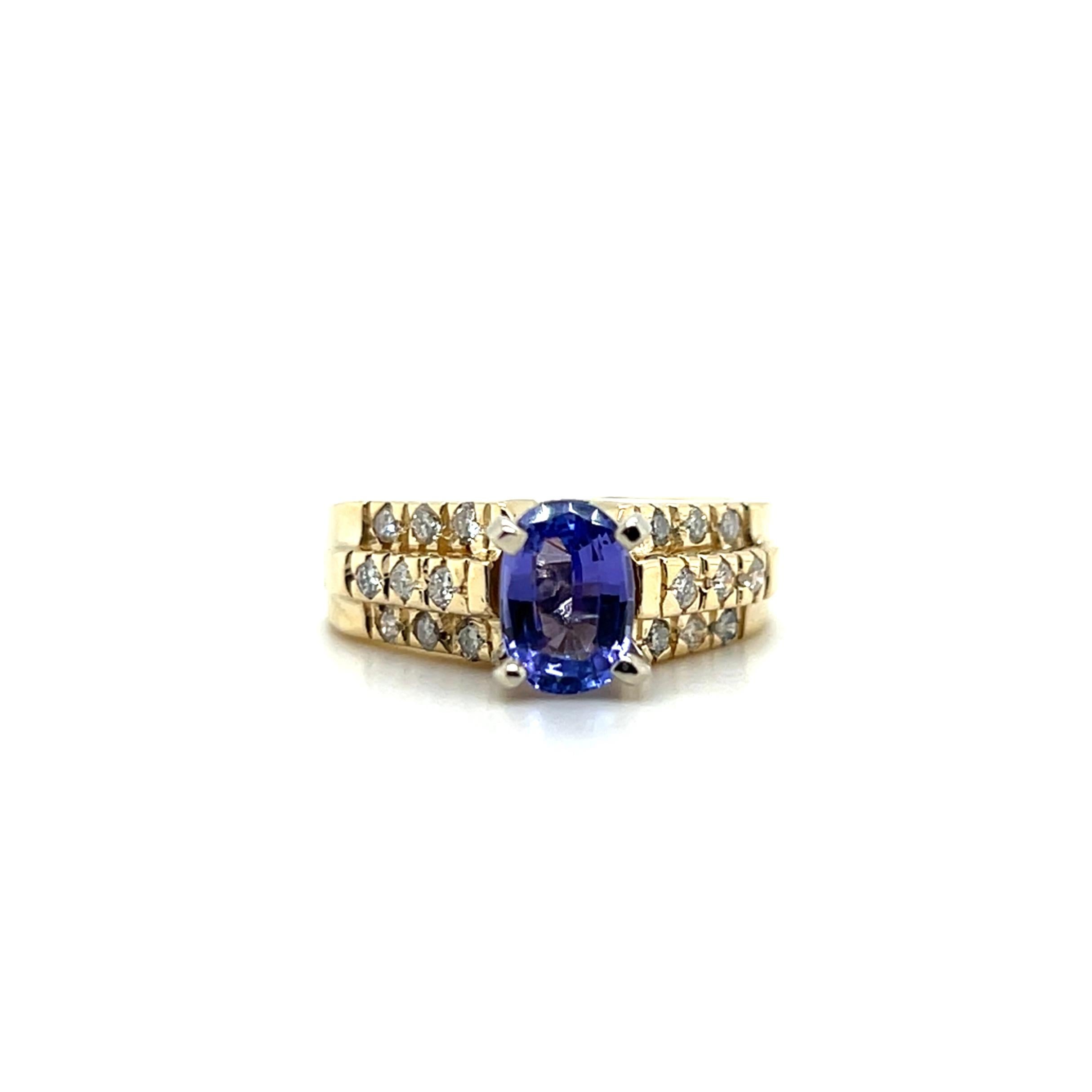 Contemporary Tanzanite and Diamond 14k Yellow Gold Ring in vendita 2