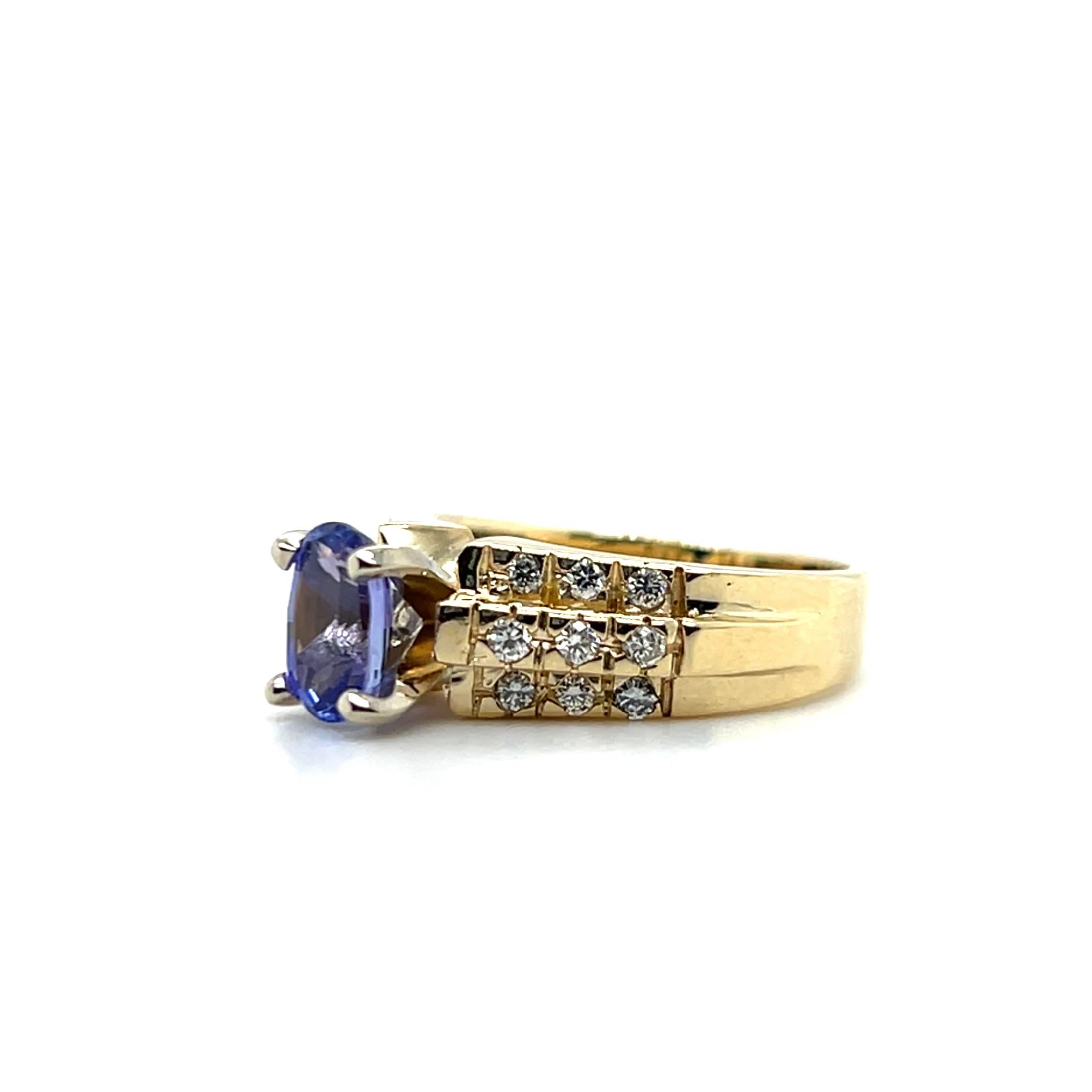 Contemporary Tanzanite and Diamond 14k Yellow Gold Ring in vendita 3