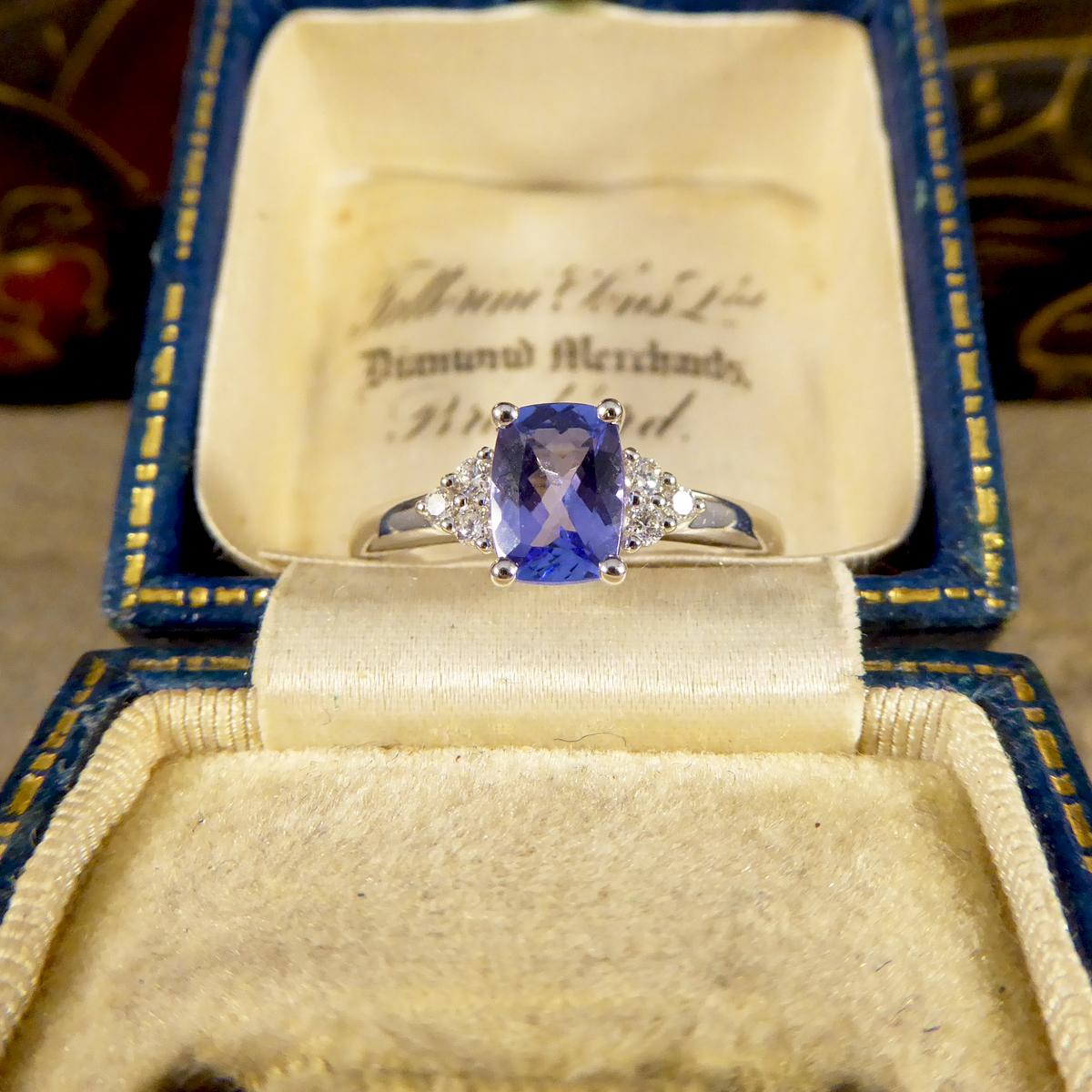 Contemporary Tanzanite and Diamond Ring in 18ct White Gold In New Condition In Yorkshire, West Yorkshire