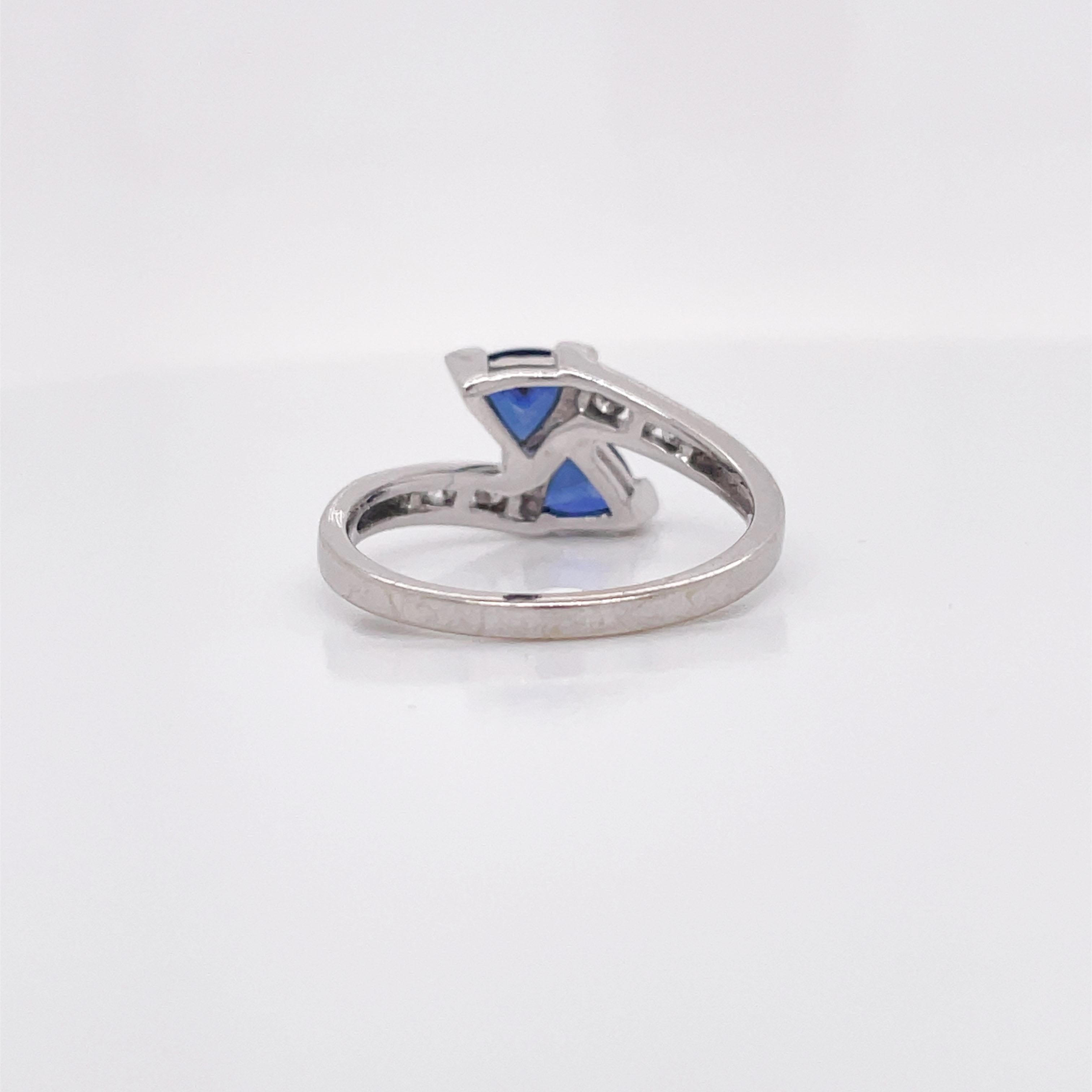 Contemporary Tanzanite and Diamond White Gold Ring In Excellent Condition For Sale In Lexington, KY