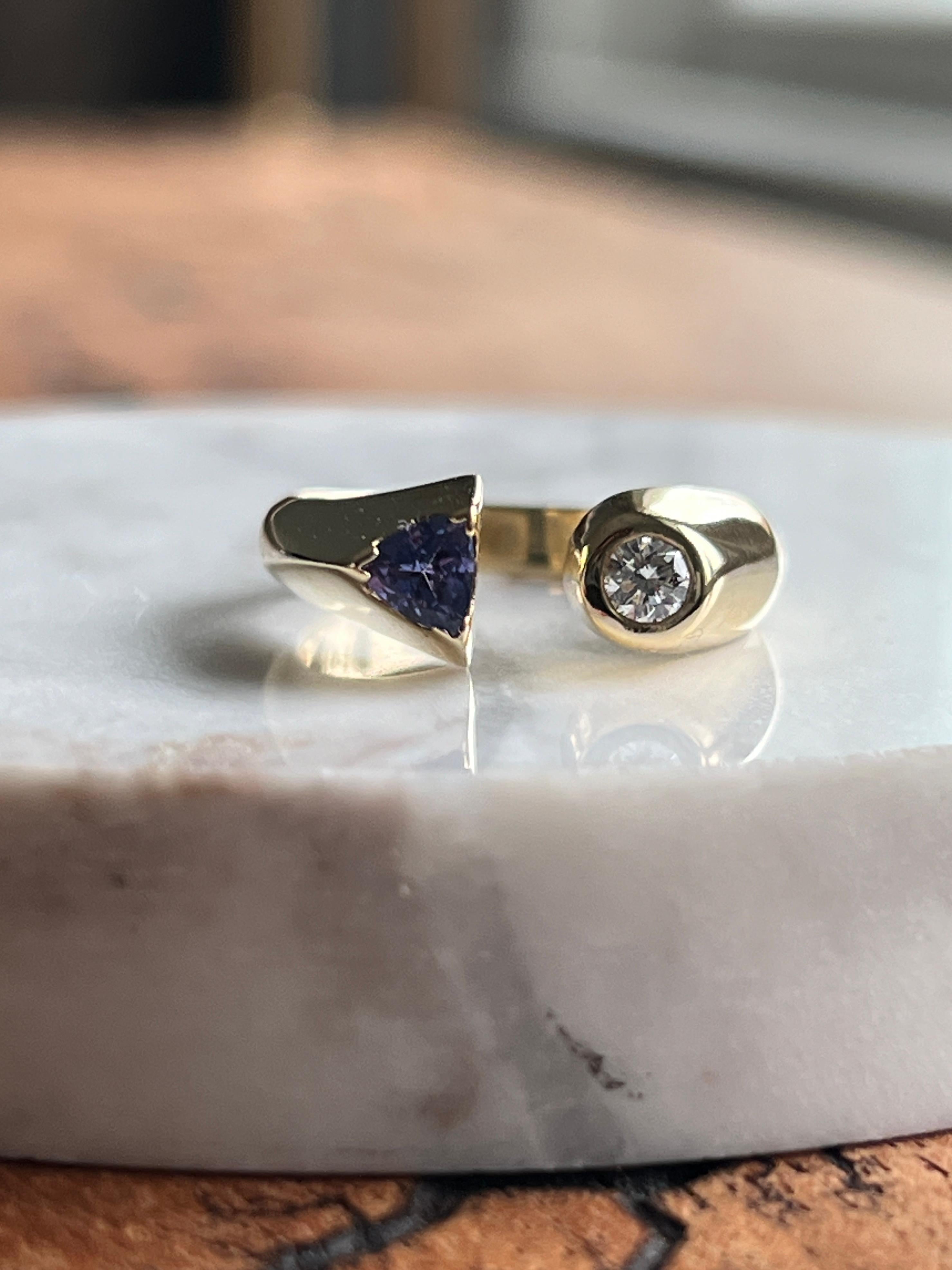 Contemporain AM Contemporary Tanzanite Diamond 14k Yellow Gold Open Shank Statement Ring (Bague de déclaration en or jaune 14k avec tanzanite et diamant) en vente