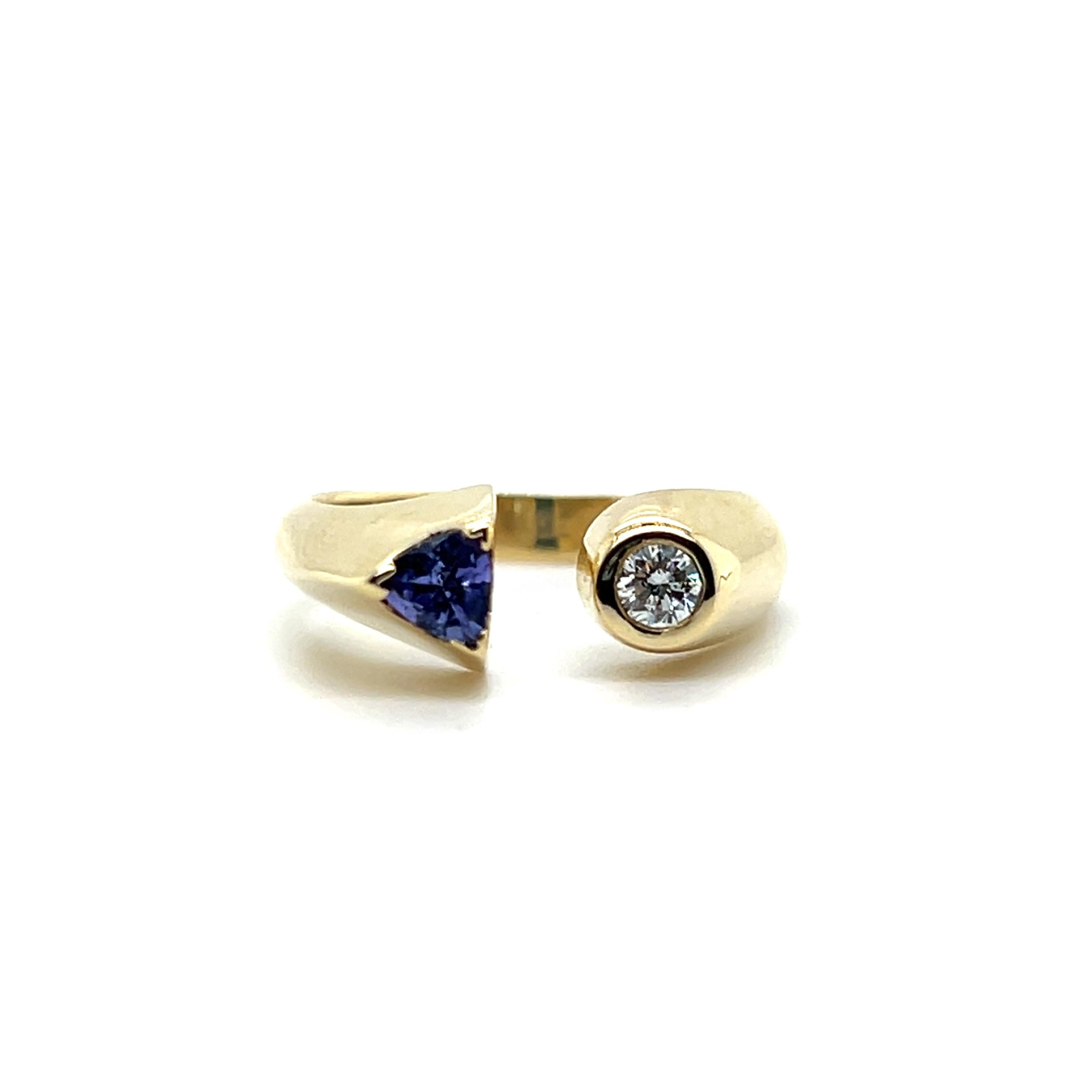 Taille trillion AM Contemporary Tanzanite Diamond 14k Yellow Gold Open Shank Statement Ring (Bague de déclaration en or jaune 14k avec tanzanite et diamant) en vente