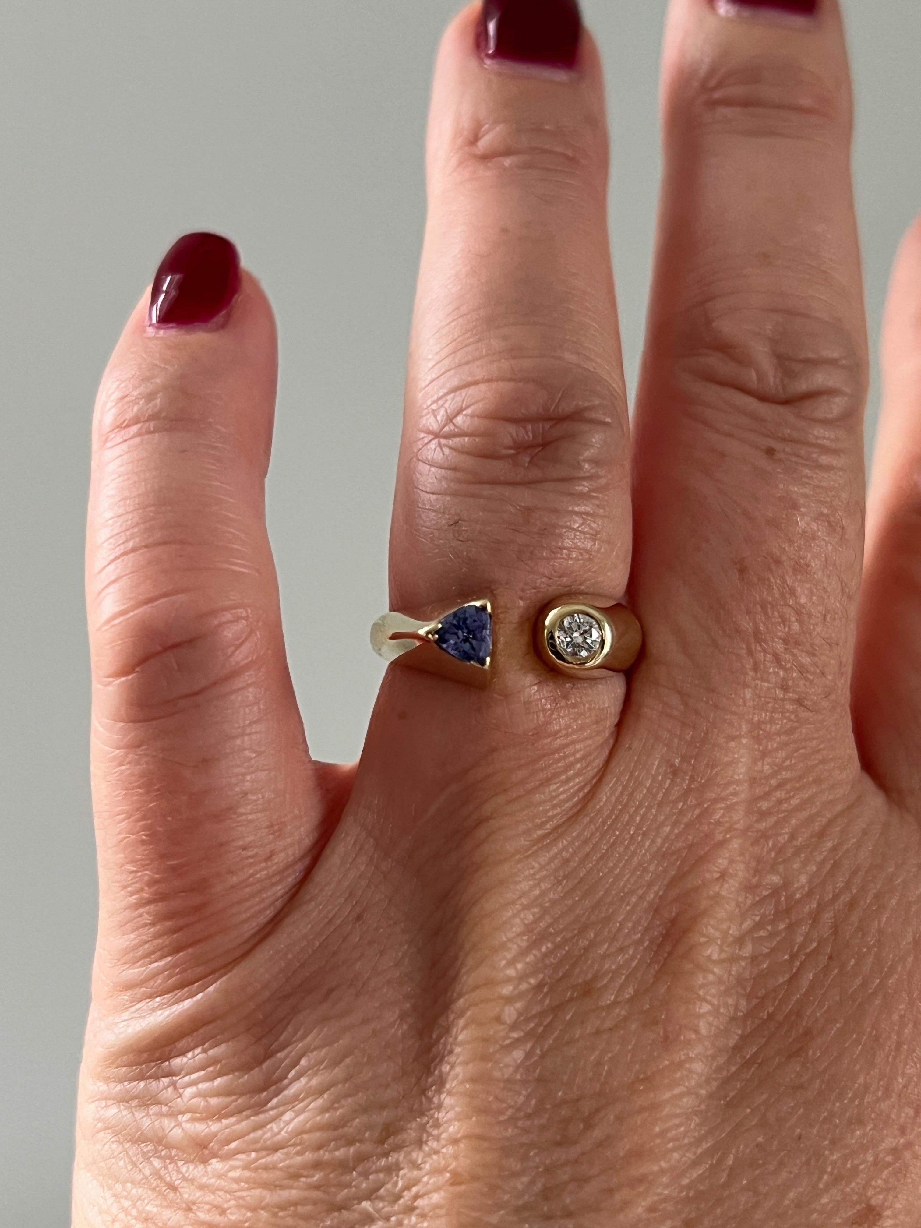 AM Contemporary Tanzanite Diamond 14k Yellow Gold Open Shank Statement Ring (Bague de déclaration en or jaune 14k avec tanzanite et diamant) en vente 3