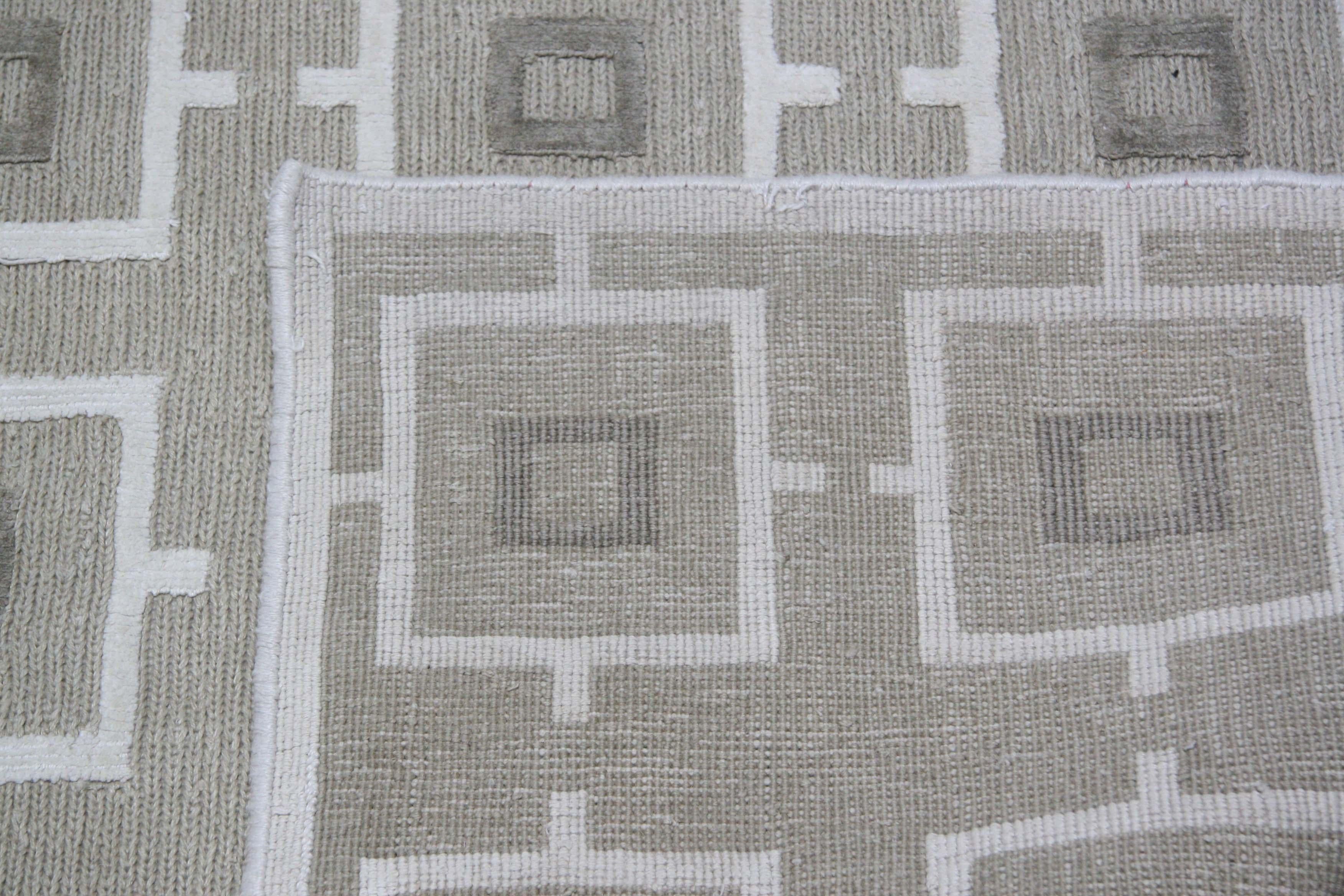 Contemporary Taupe Area Rug In New Condition For Sale In Los Angeles, CA