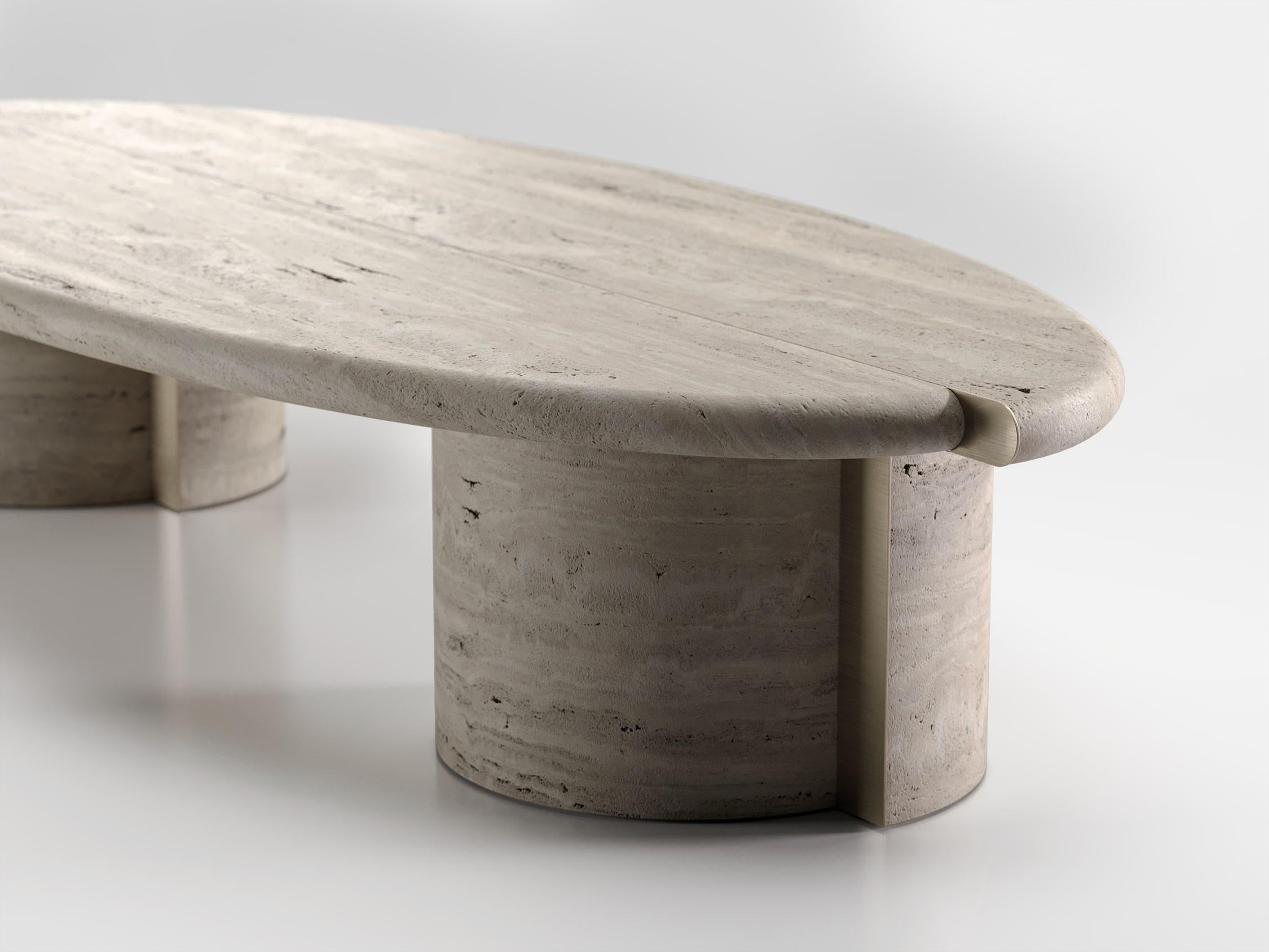 Moderne Table basse contemporaine Tayma en Travertino et laiton en vente