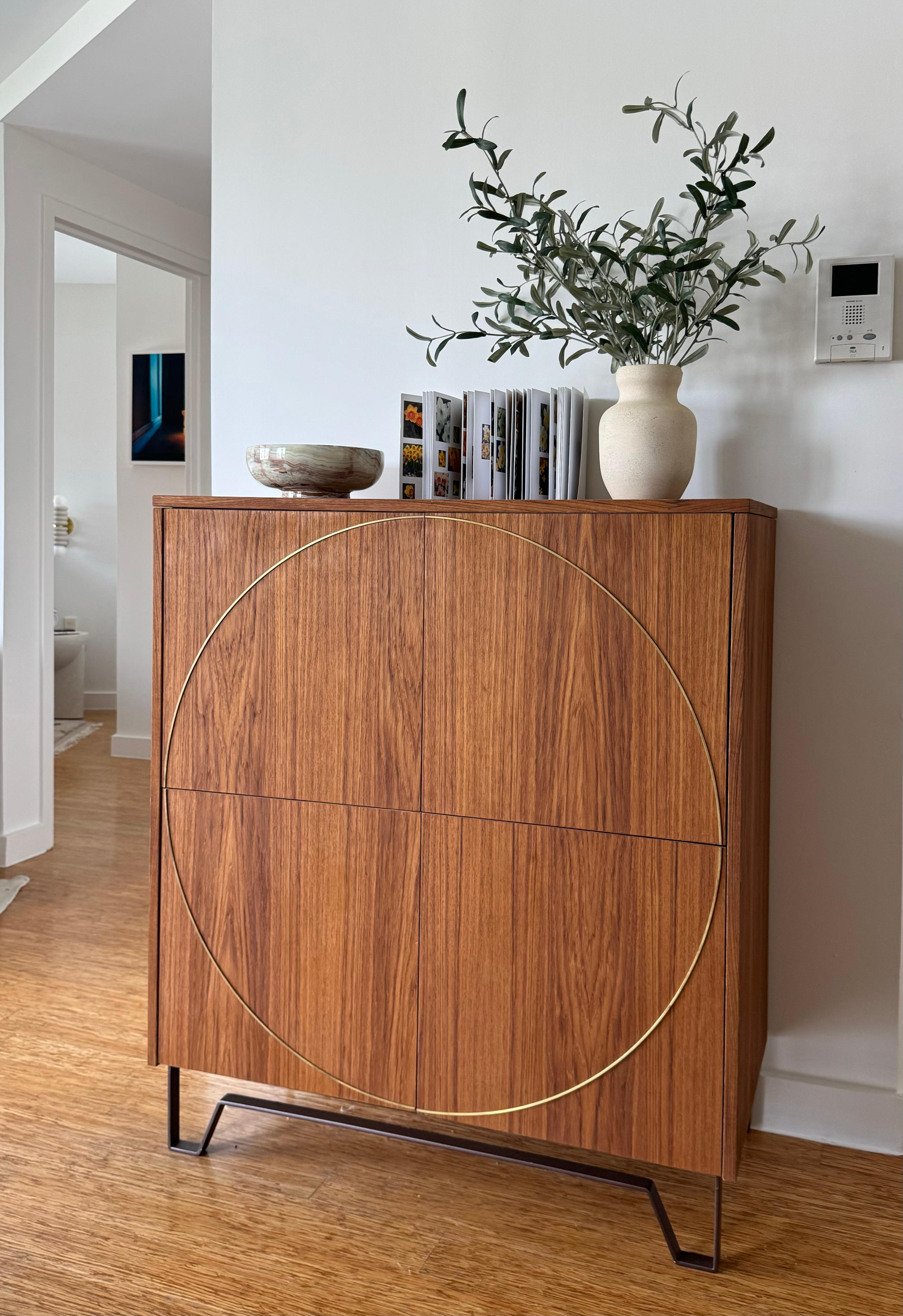 Dieser elegante Schrank ist ein Aufbewahrungsmöbel, ein Sideboard oder eine Medieneinheit, die in jedem Innenraum ein unverzichtbares, funktionales Element darstellen kann. Er wurde von Studio Melrose als Teil der Rue Neuve Collection aus Teakholz