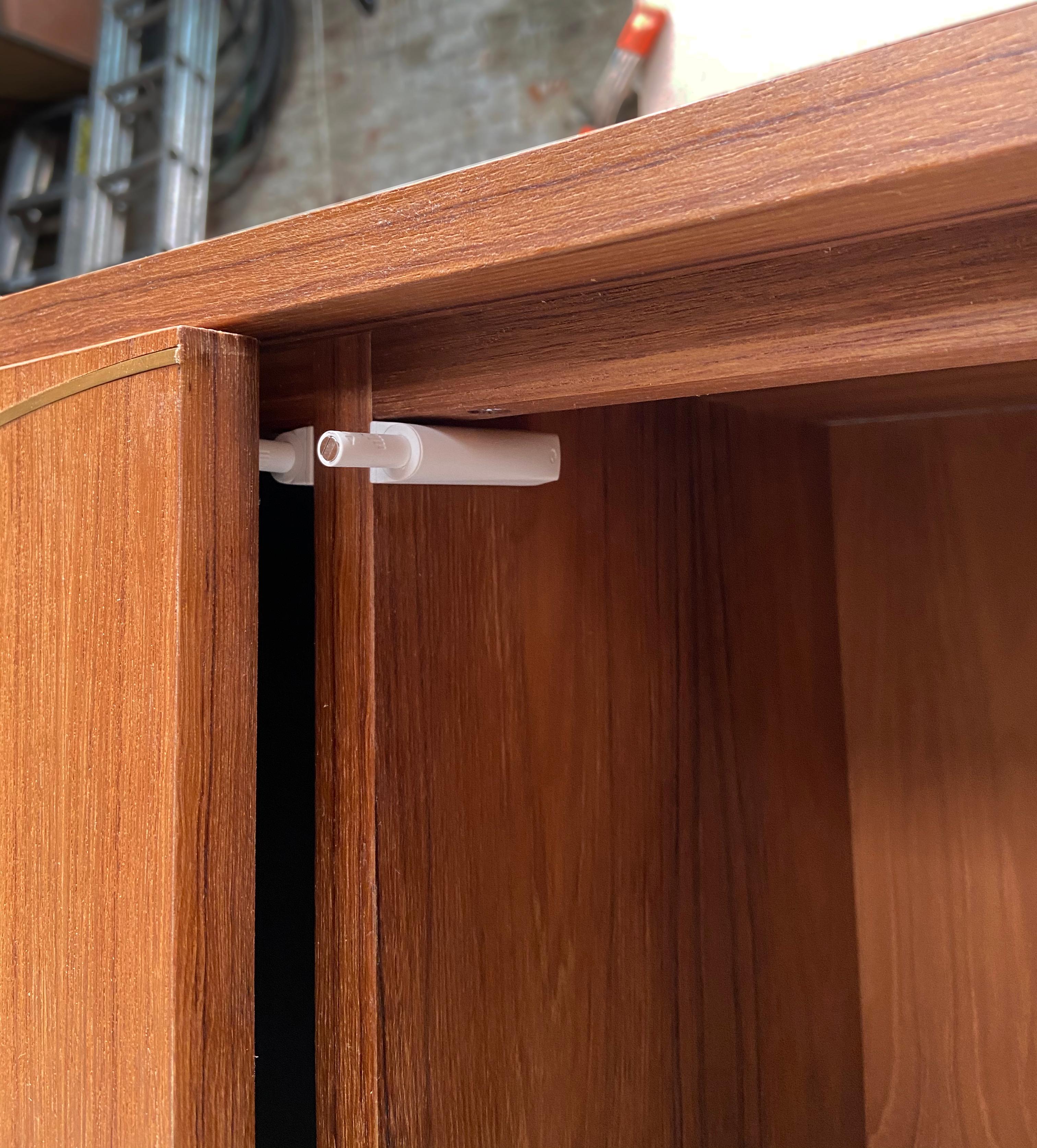 Zeitgenössischer Teakholz-Schrank und Anrichte von Studio Melrose (amerikanisch) im Angebot