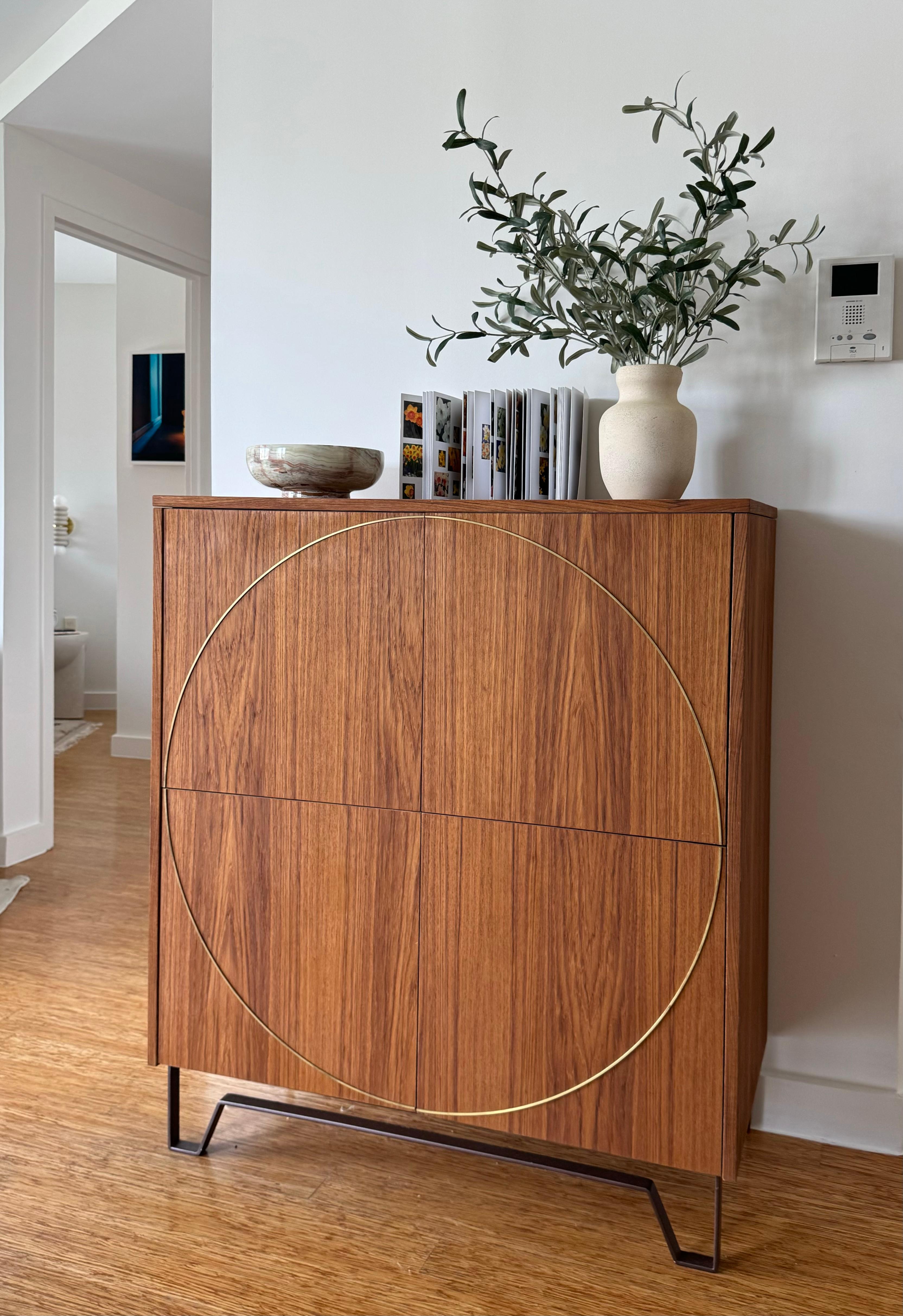 Zeitgenössischer Teakholz-Schrank und Anrichte von Studio Melrose (Geölt) im Angebot