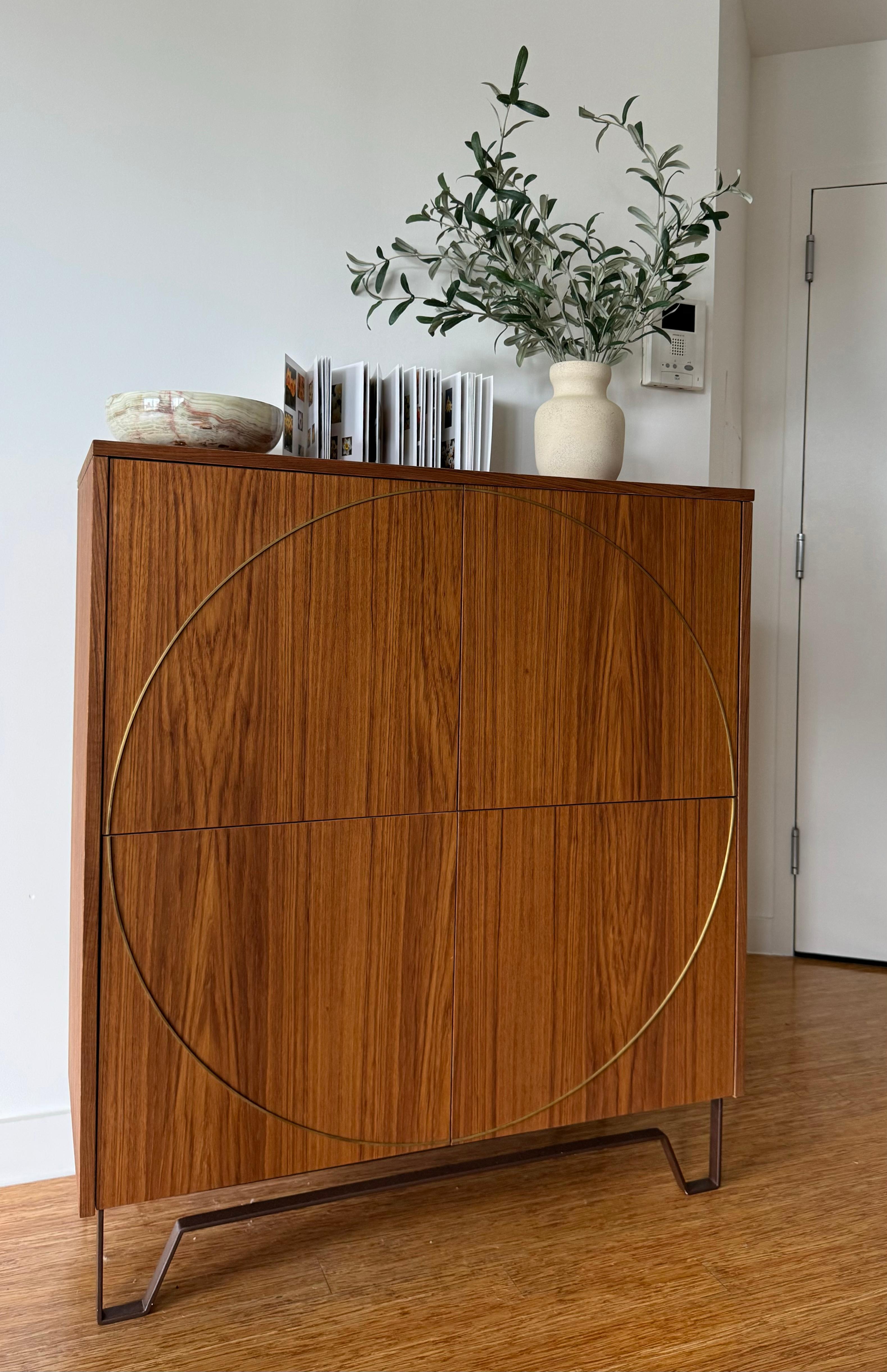 Zeitgenössischer Teakholz-Schrank und Anrichte von Studio Melrose im Zustand „Hervorragend“ im Angebot in Brooklyn, NY