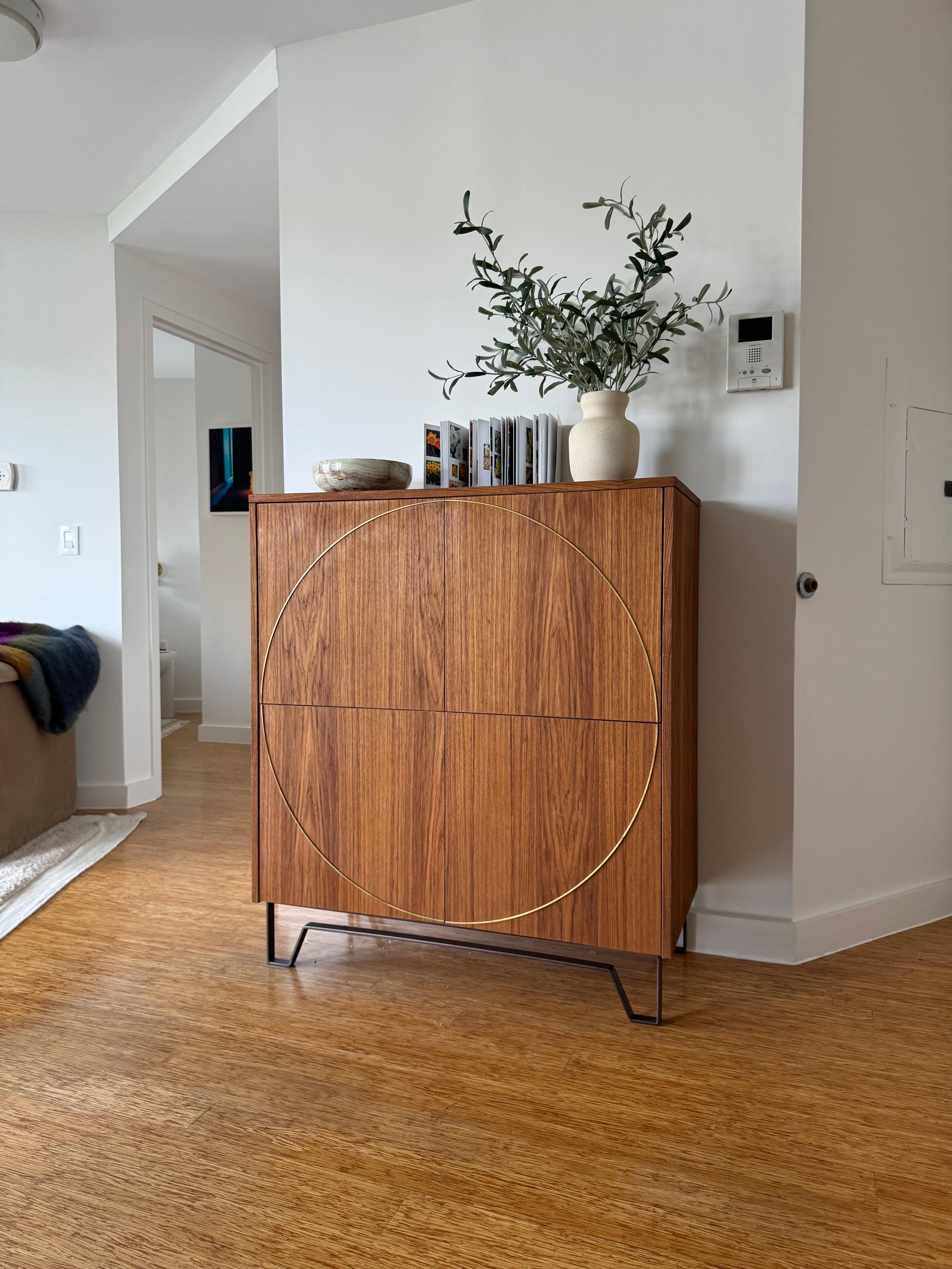 Zeitgenössischer Teakholz-Schrank und Anrichte von Studio Melrose (21. Jahrhundert und zeitgenössisch) im Angebot